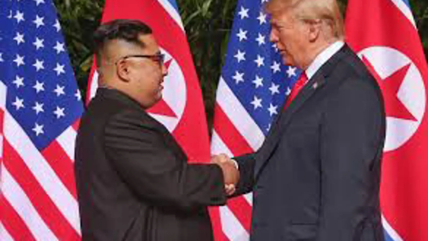 Špekuluje sa o smrti severokórejského diktátora Kim Čong-una. Prezident USA Donald Trump, ktorý s Kimom našiel spoločnú reč, to odmieta.