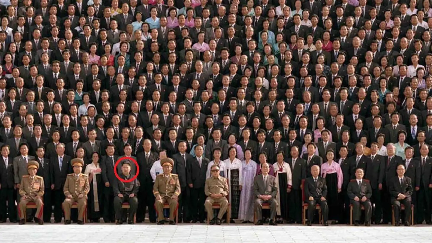 Prvá oficiálna fotografia syna severokórejskeho vodcu Kim Čong-una (v krúžku) sa dostala na verejnosť krátko na to, ako bol povýšený na generála.