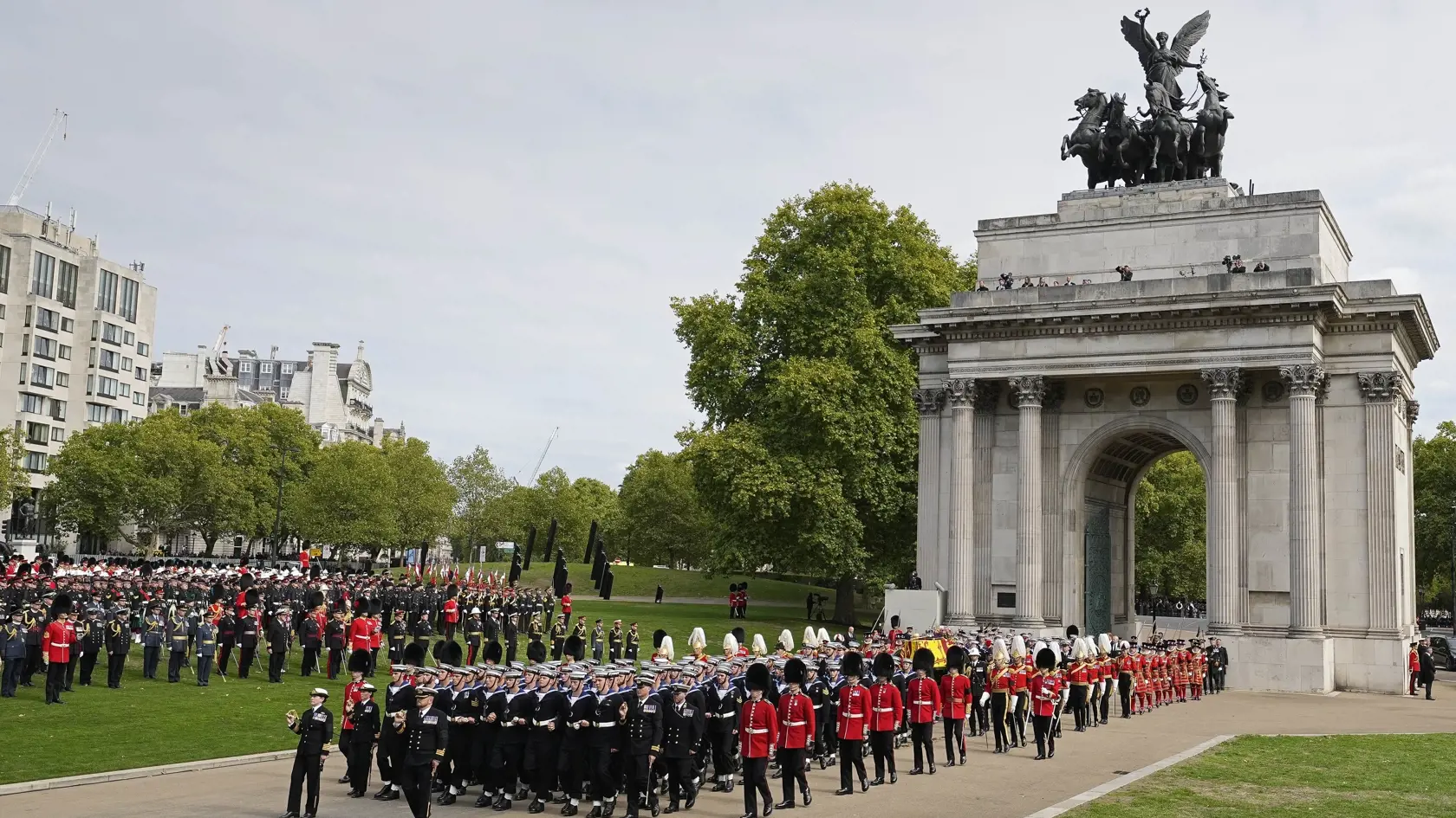 Na snímke rakva s pozostatkami zosnulej britskej kráľovnej Alžbety II., položená na štátnej lafete kráľovského námorníctva ťahanej námorníkmi, počas smútočného sprievodu popod Wellingtonov oblúk v Londýne v pondelok 19. septembra 2022.