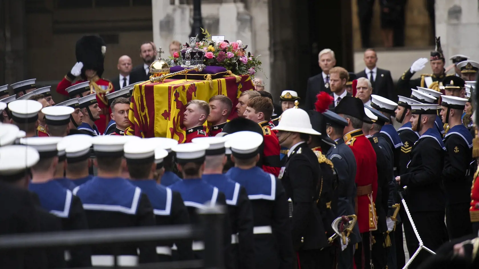 Rakvu s pozostatkami britskej kráľovnej Alžbety II. prevážajú z Westminsterskej sály do Westminsterského opátstva.