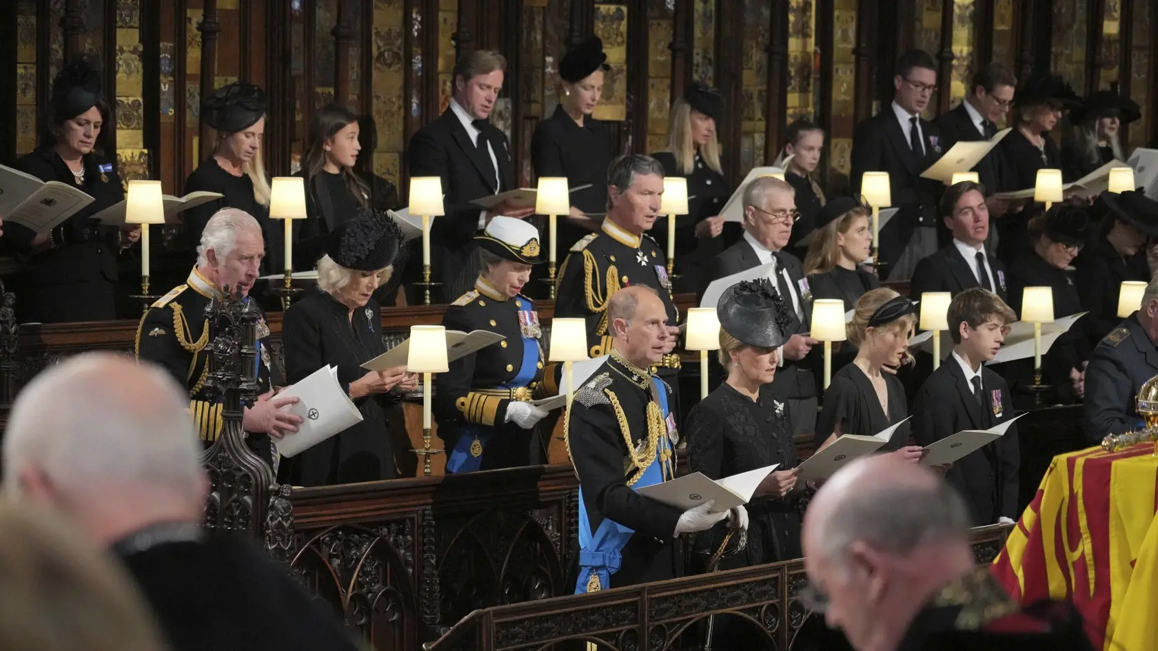 KK38 Windsor - Na snímke prvý rad zľava britský princ Edward, jeho manželka Sophie a ich deti Lady Louise Windsor a James, vikomt Severn, druhý rad zľava britský kráľ Karol III., jeho manželka Camilla, princezná Anna, jej manžel Tim Laurence, princ Andrew, princezná Beatrice, Edoardo Mapelli Mozzi a jeho manželka britská princezná Sarah počas obradu rozžehnania sa s telom britskej kráľovnej Alžbety II. v Kaplnke svätého Juraja na hrade Windsor v pondelok 19. septembra 2022. Obrad rozžehnania sa 