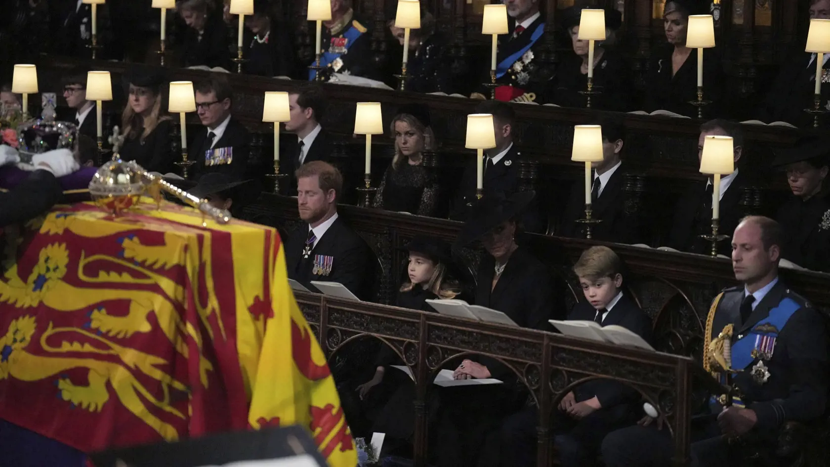 KK42 Windsor - Na snímke zľava britský princ Harry, princezná Charlotte, Kate, britská princezná z Walesu, britský princ George a britský princ William počas obradu rozžehnania sa s telom britskej kráľovnej Alžbety II. v Kaplnke svätého Juraja na hrade Windsor v pondelok 19. septembra 2022. Obrad rozžehnania sa s telom kráľovnej Alžbety II. sa uskutočnil o 17.00 h SELČ vo windsorskej Kaplnke sv. Juraja. Tam panovníčku v rámci súkromného obradu o 20.30 h SELČ aj pochovajú po boku jej manžela prin