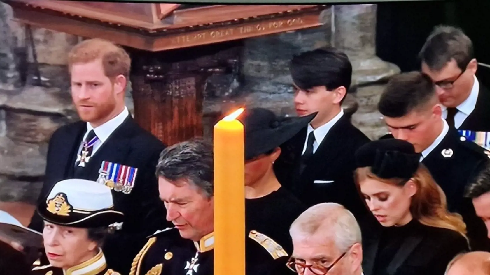 Meghan s Harrym na pohrebe strčili do kúta.