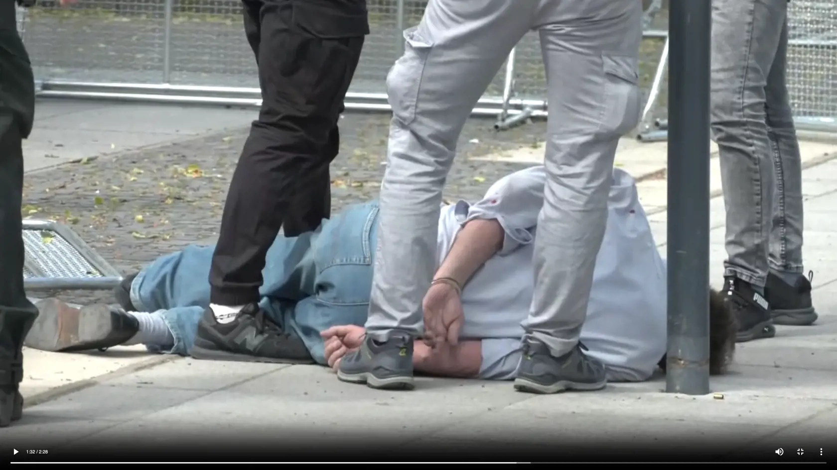 Po zásahu zostal údajný strelec ležať na zemi.  Fica v stredu po výjazdovom rokovaní vlády v Handlovej postrelili. Na mieste padlo niekoľko výstrelov, útočníka zadržali. Priestor pred Domom kultúry v Handlovej, kde sa zasadnutie vlády konalo, evakuovali.
