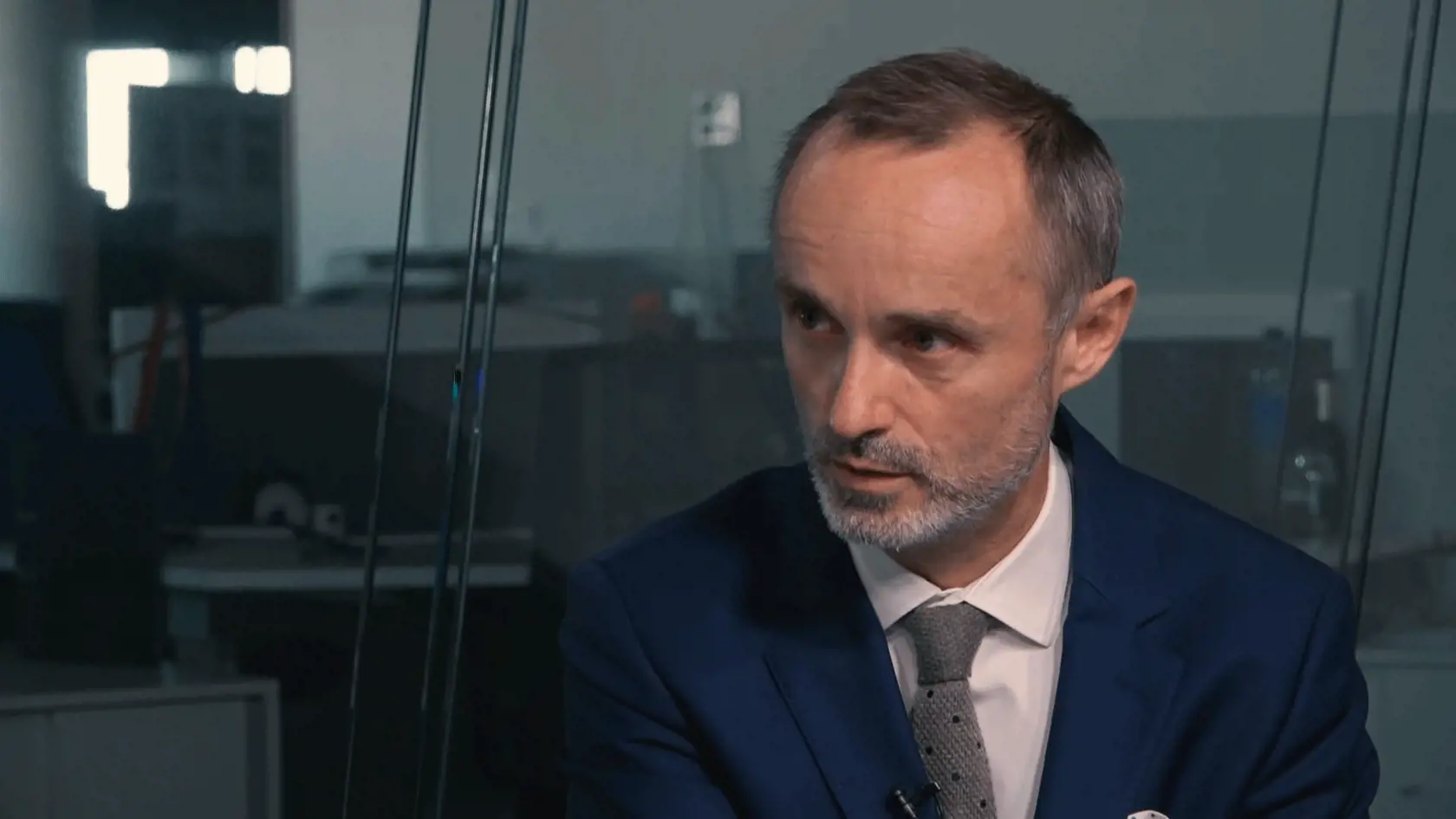 Poslancovho otca veľmi dobre poznalo mnoho obyvateľov Trnavy a predovšetkým milovníci futbalu. Dlhé roky totiž pôsobil ako lekár Spartaku Trnava.