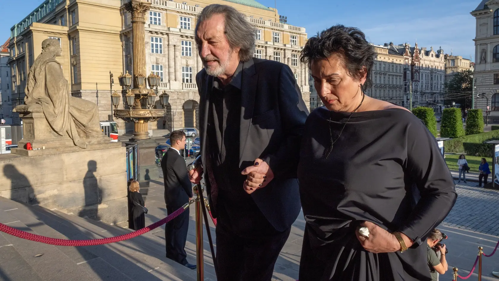 Rozlúčková párty na počesť zosnulého Jiřího Bartošku, legendárneho českého herca a prezidenta filmového festivalu v Karlových Varoch v pražskom Rudolfíne. Na snímke je Bolek Polívka s manželkou Marcelou.