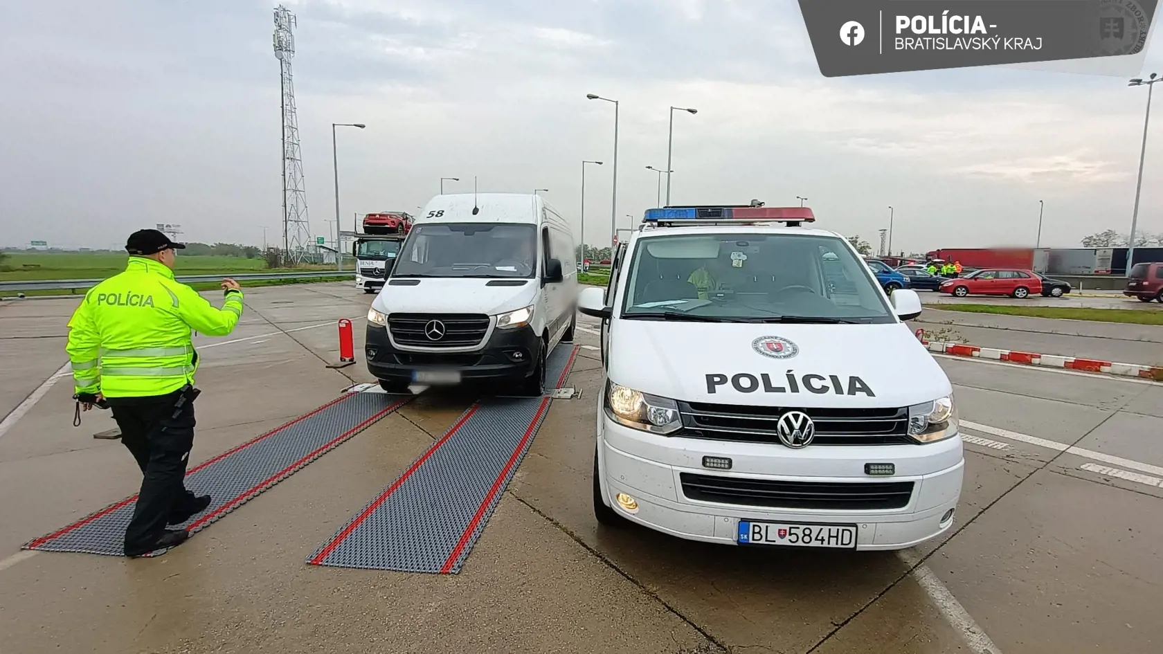 Polícia zistila viaceré porušenia zákona na hraničnom priechode Jarovce–Kittsee.
