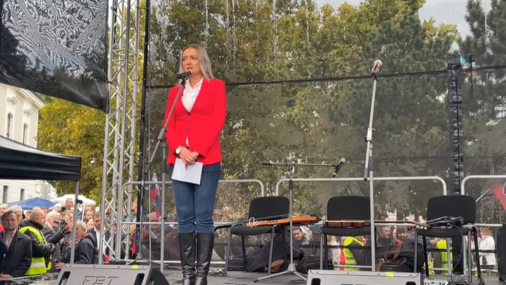 Protestné zhromaždenie organizované pred budovou Prezidentského paláca na Hodžovom námestí sa začalo štátnou hymnou Slovenskej republiky. Aj napriek daždivému počasiu zišli stovky ľudí. Ako prvý vystúpil herec Marek Ťapák, za ním právnička Judita Laššáková.