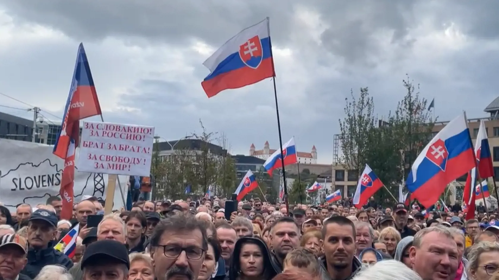 V hlavnom meste aktuálne prebieha protivládny protest s názvom Máme toho dosť! Prítomní by mali byť členovia Smeru-SD ako aj Republiky.
