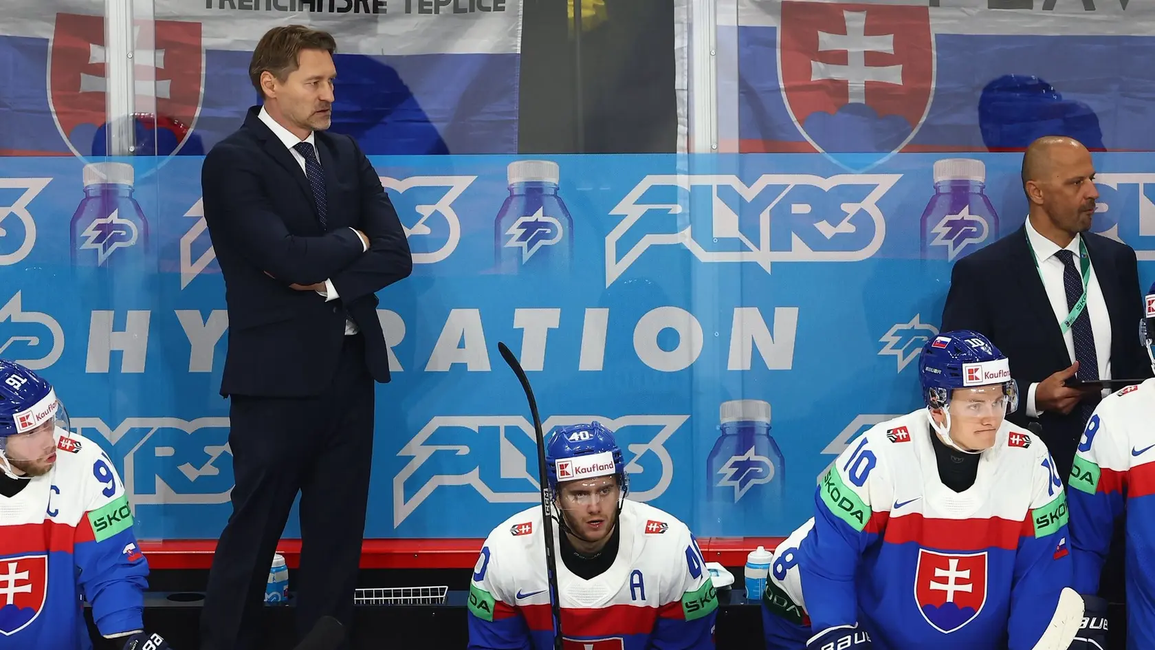 Slovensko (v modrom) podľahlo Kanade vysoko 0:7. Na snímke tréner Vladimír Országh.