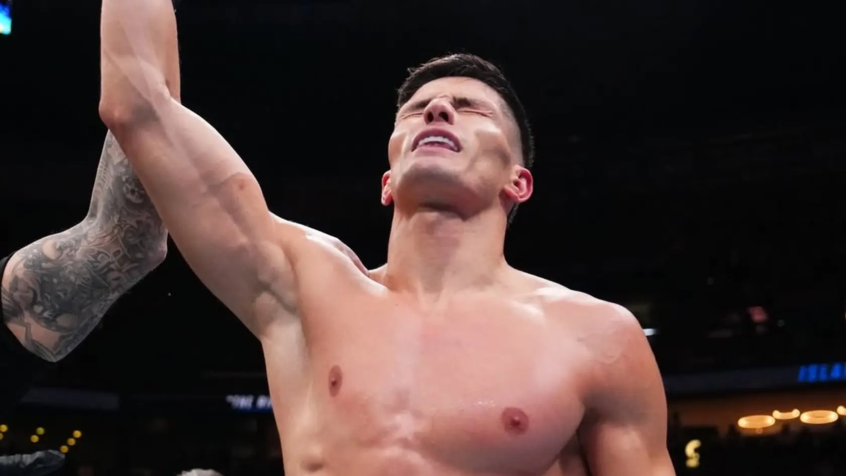 Islam Dulatov pri úspešnej premiére v UFC.