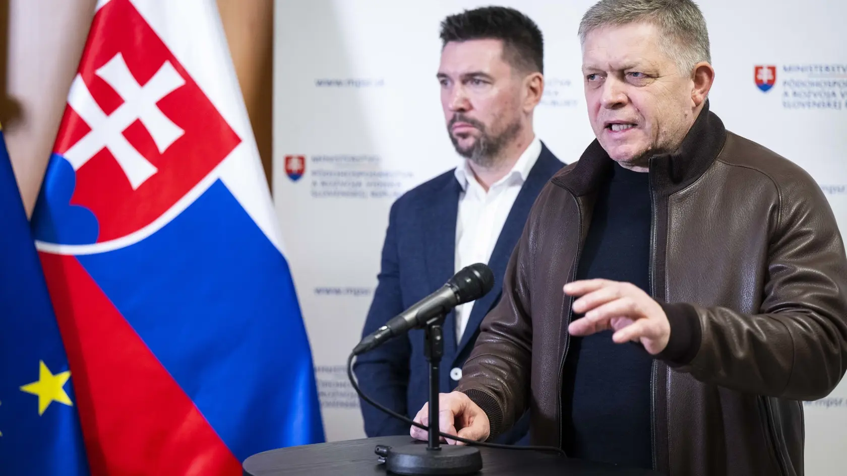 Na snímke zľava minister pôdohospodárstva a rozvoja vidieka SR Richard Takáč a predseda vlády SR Robert Fico (obidvaja Smer-SD) počas tlačovej konferencie po zasadnutí Národnej protinákazovej komisie 23. marca 2025 v Bratislave. Vláda nenechá poľnohospodárov, ktorí pre slintačku a krívačku prídu o svoje zvieratá, "v štichu". Hľadajú sa kompenzácie v dvoch rovinách, a to z domácich a európskych zdrojov.FOTO TASR - Jakub Kotian