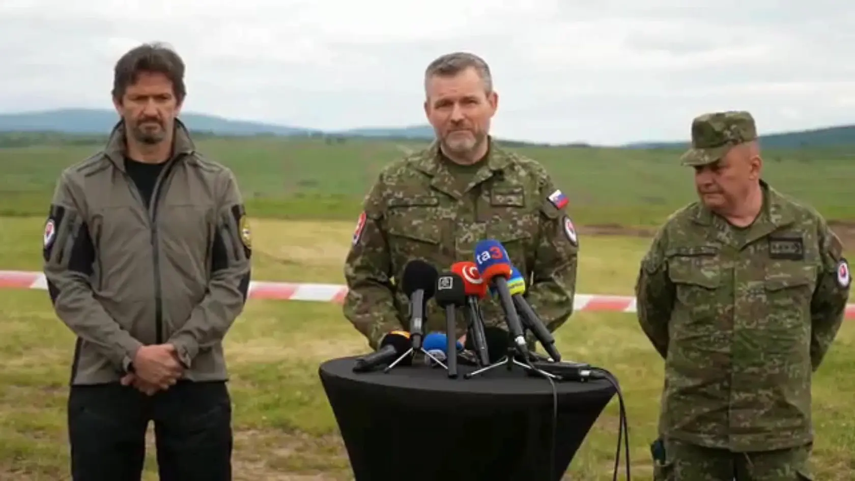 Prezident Peter Pellegrini sa predviedol v maskáčoch