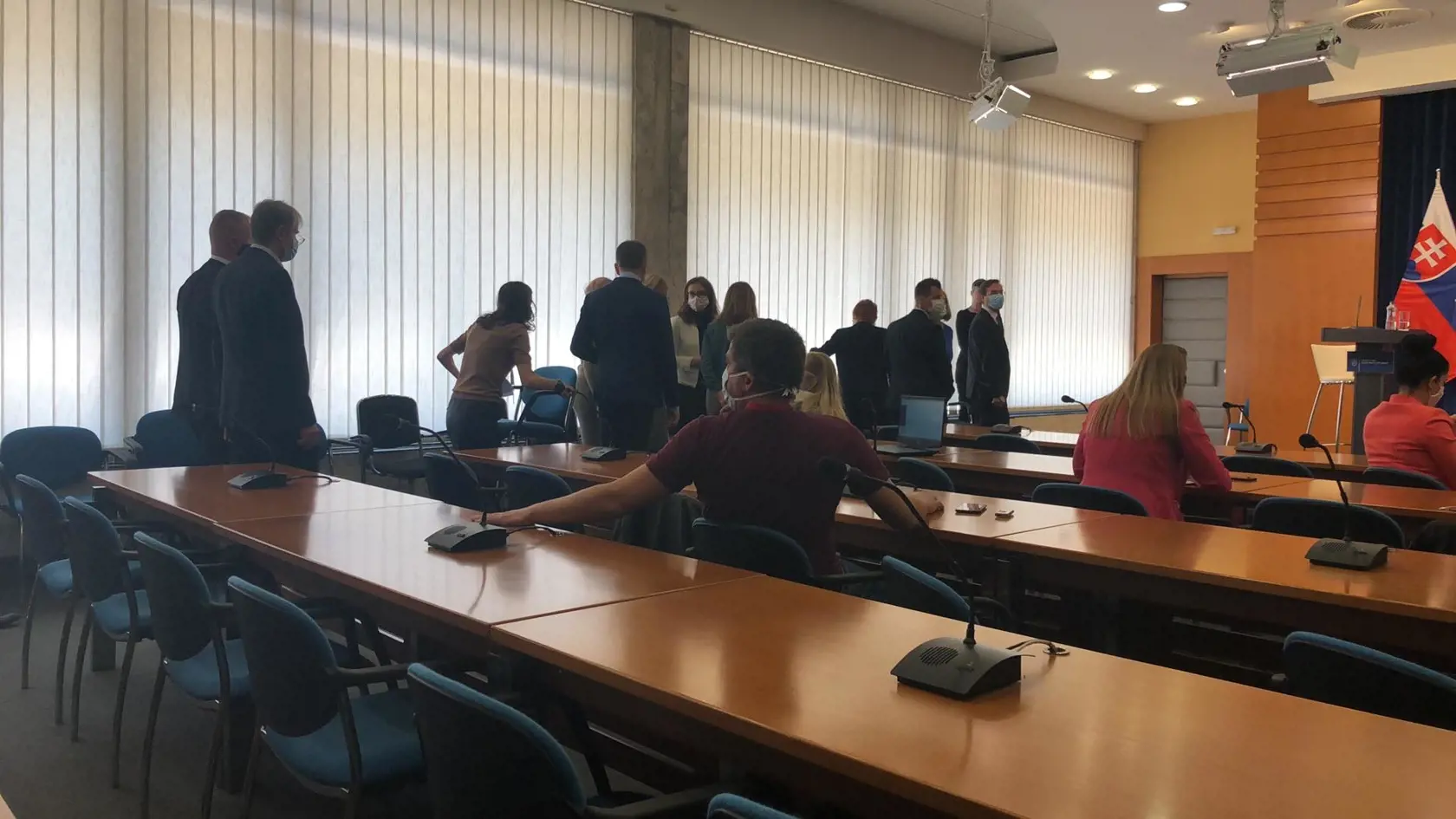 Zastupitelia firmy Nexis žiadajú pred Úradom vlády v Bratislave spoločnosť o opätovné zapojenie na energetickú sieť.