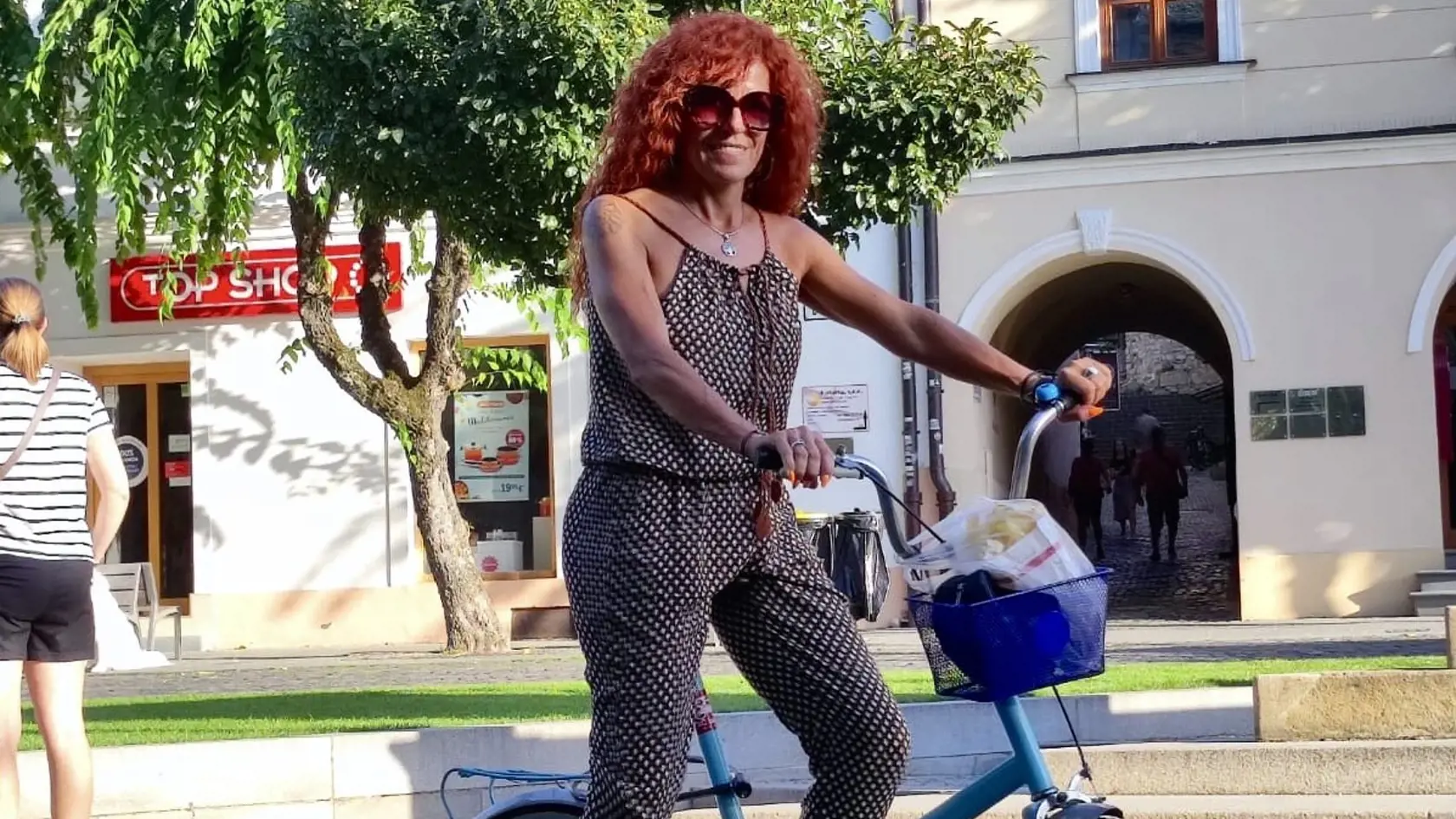 Ľubka už opäť brázdi na bicykli ulice Trenčína.