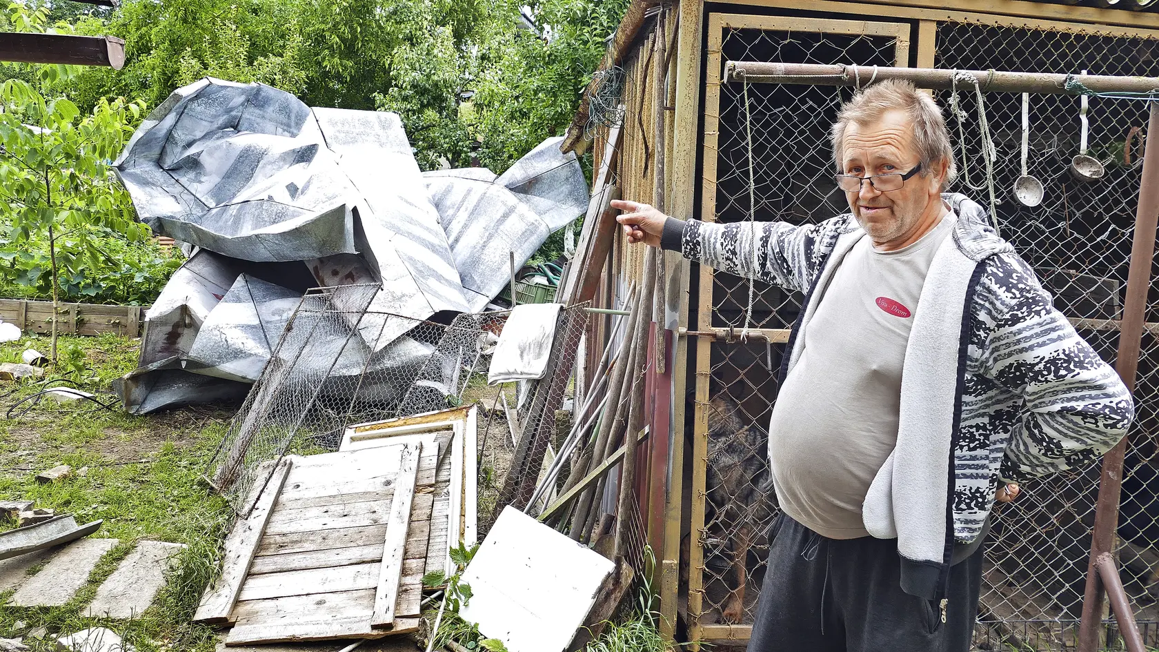 František (69) ukazuje, kde pristála plechová krytina. 