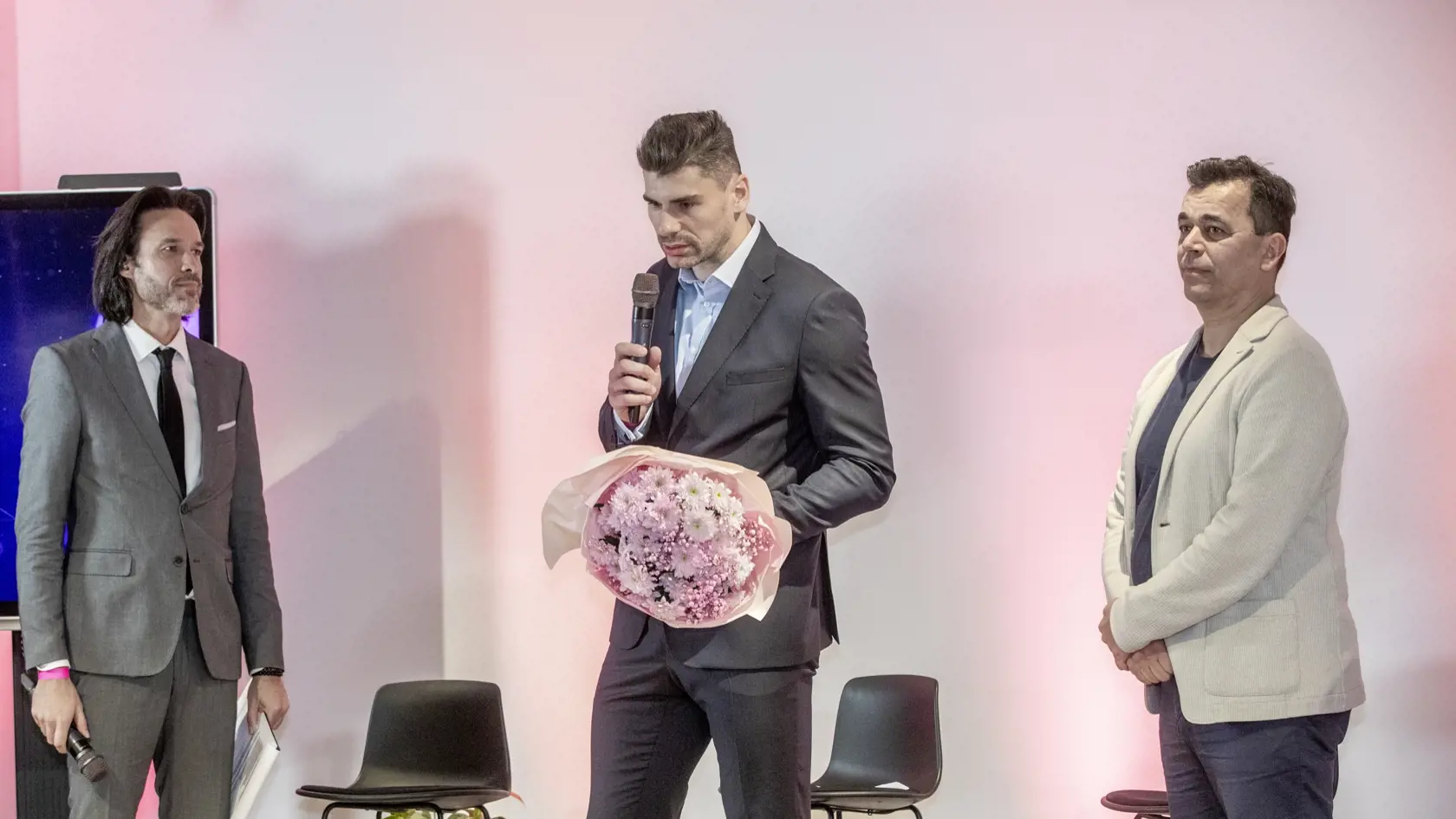 Na snímke je slávnostné vyhlásenie výsledkov ankety MAMA ROKA 2023.  V špeciálnej kategórii OCKO roka zvíťazil hokejista  Juraj Valach. Na fotke je ambasádor pre kategóriu ocko roka Roman Pomajbo.