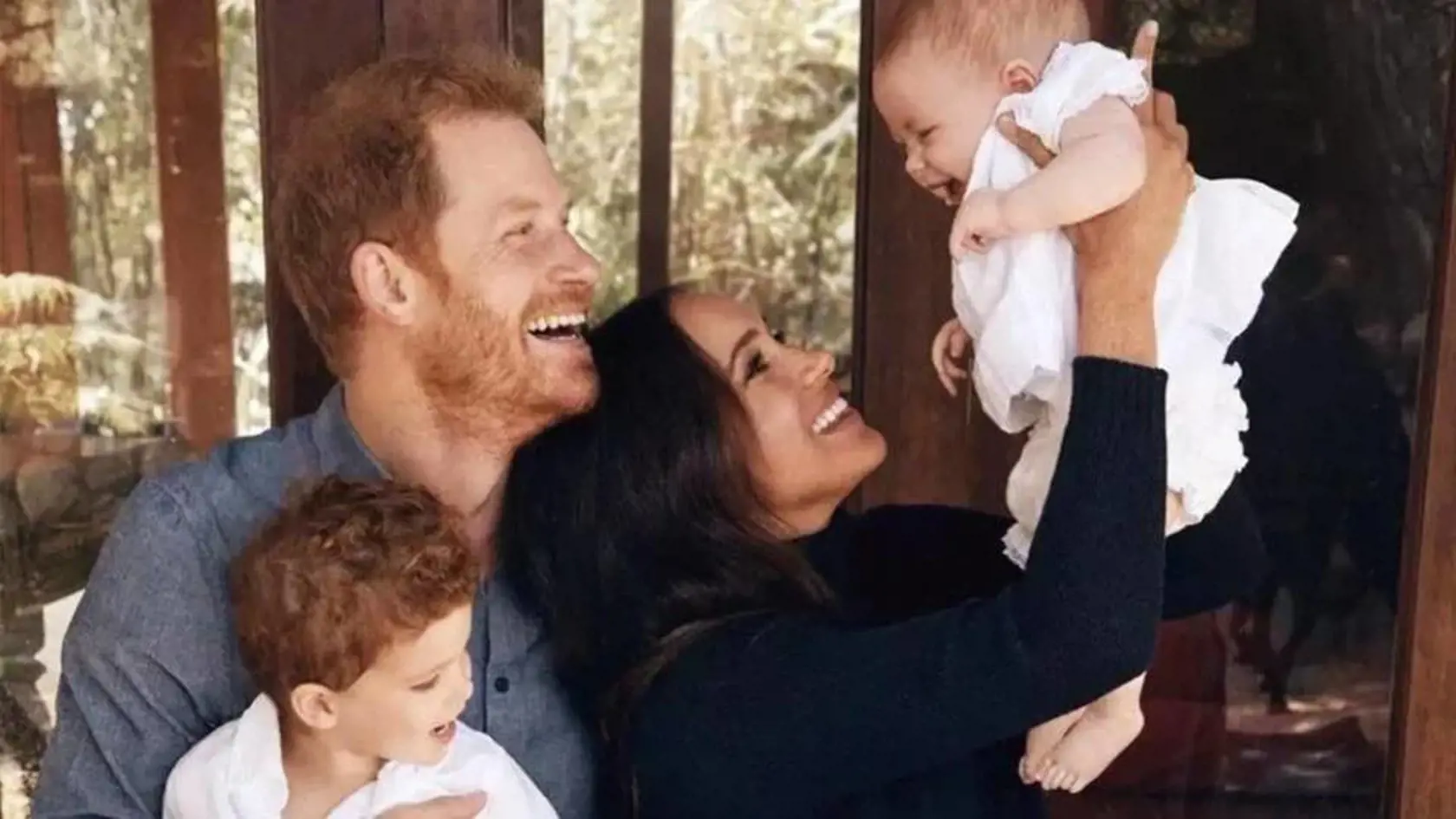 Harry a Meghan s deťmi.