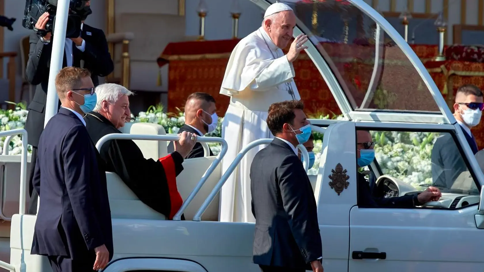 Jazda papamobilom pomedzi veriacich pred prešovskou mestskou halou pred začiatkom svätej liturgie.