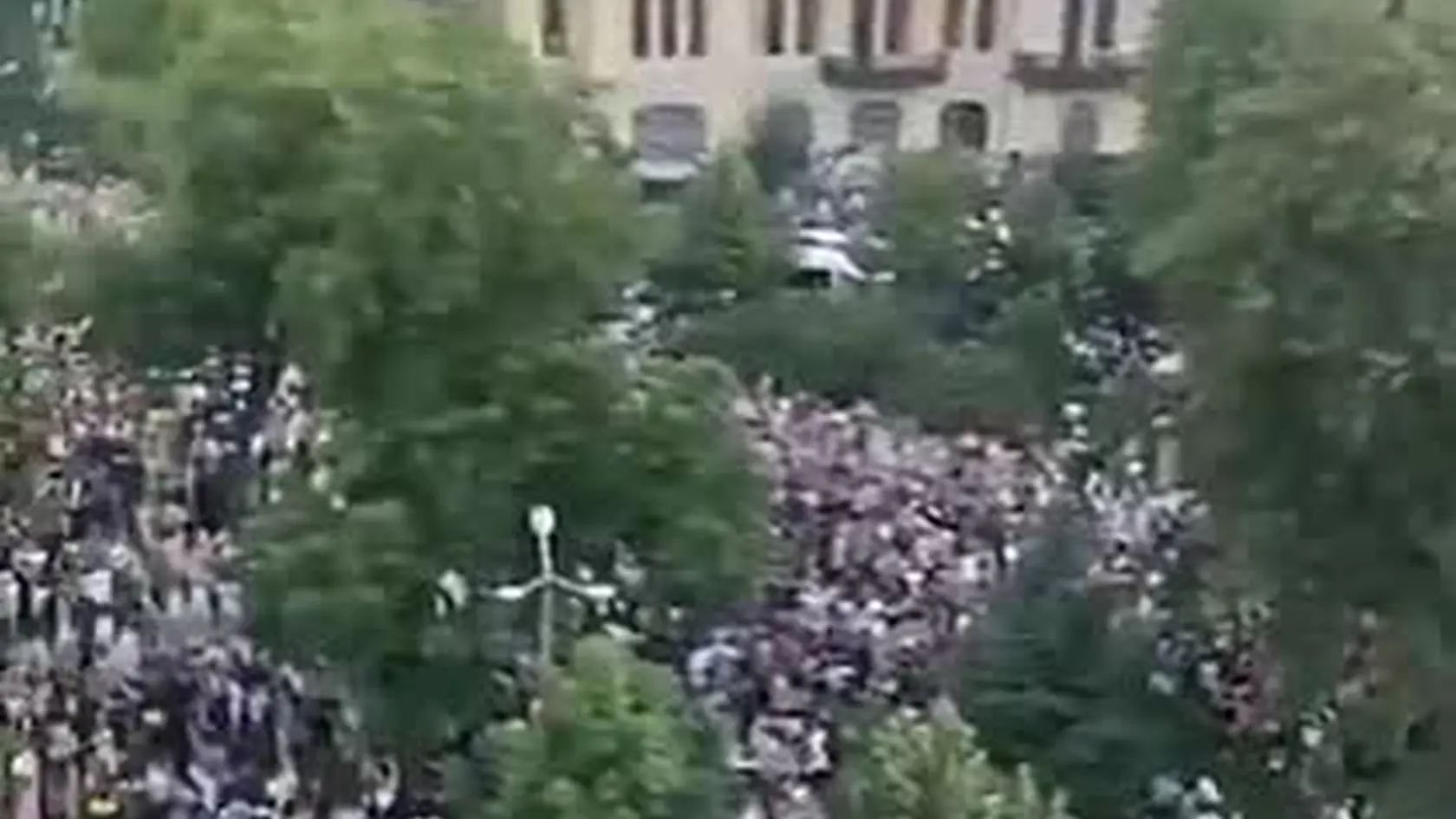 Tisíce Ukrajincov protestujú.