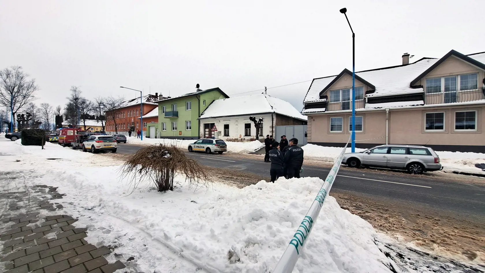Na snímke policajti hliadkujú na ceste po útoku nožom na gymnáziu (oranžová farba) v meste Spišská Stará Ves (okres Kežmarok) vo štvrtok 16. januára 2025. Po útoku hlásia dvoch mŕtvych. Jeden pacient je v kritickom stave. TASR to potvrdila Danka Capáková z Operačného strediska záchrannej zdravotnej služby (OS ZZS) SR. Polícia zadržala podozrivého 18-ročného študenta, ktorý sa mal dopustiť tohto závažného skutku. Na sociálnej sieti o tom informovala polícia. FOTO TASR - Adriána Hudecová