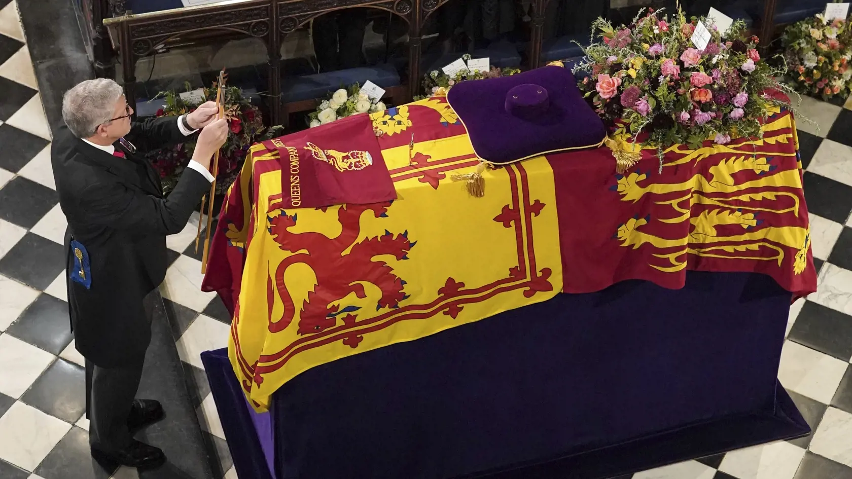 Na snímke lord komorník Baron Parker láme palicu na znak ukončenia jeho služby počas obradu rozžehnania sa s telom britskej kráľovnej Alžbety II. v Kaplnke svätého Juraja na hrade Windsor v pondelok 19. septembra 2022.