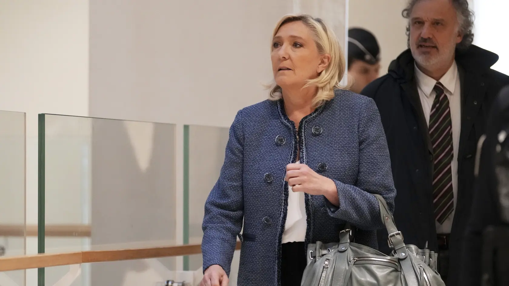 Na snímke predsedníčka Národného združenia (RN) Marine Le Penová prichádza na súd, ktorý by mal vyniesť rozsudok v prípade sprenevery finančných prostriedkov Európskeho parlamentu v Paríži 31. marca 2025.