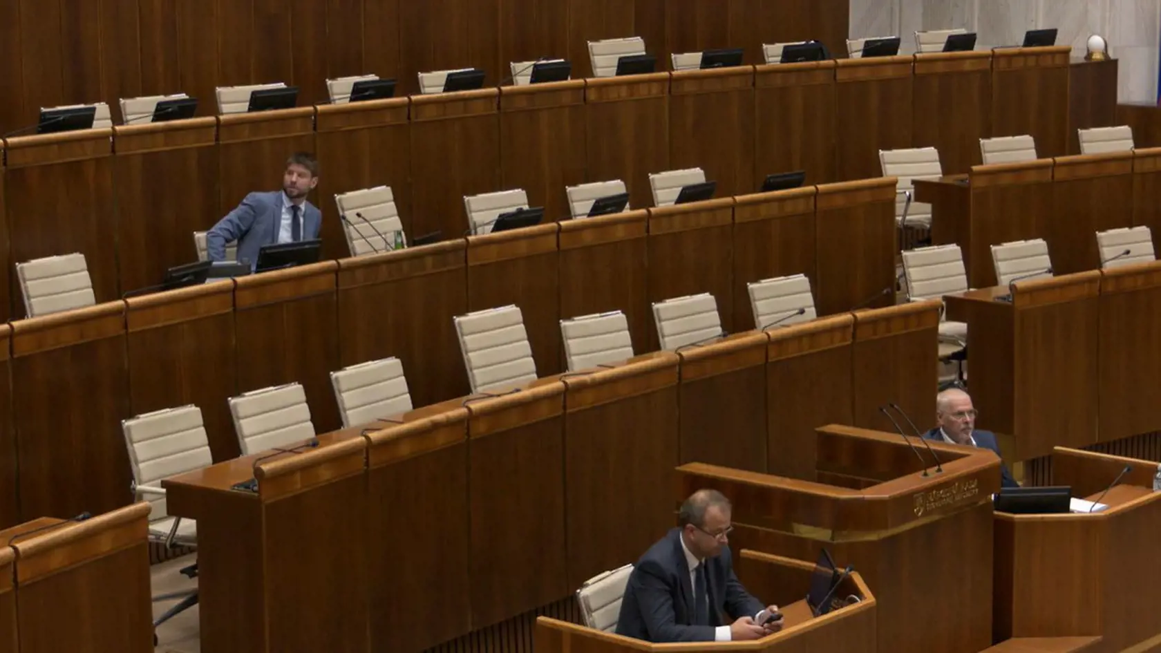 Sála Národnej rady je poloprázdna. Sedia v nej prakticky len opoziční poslanci.