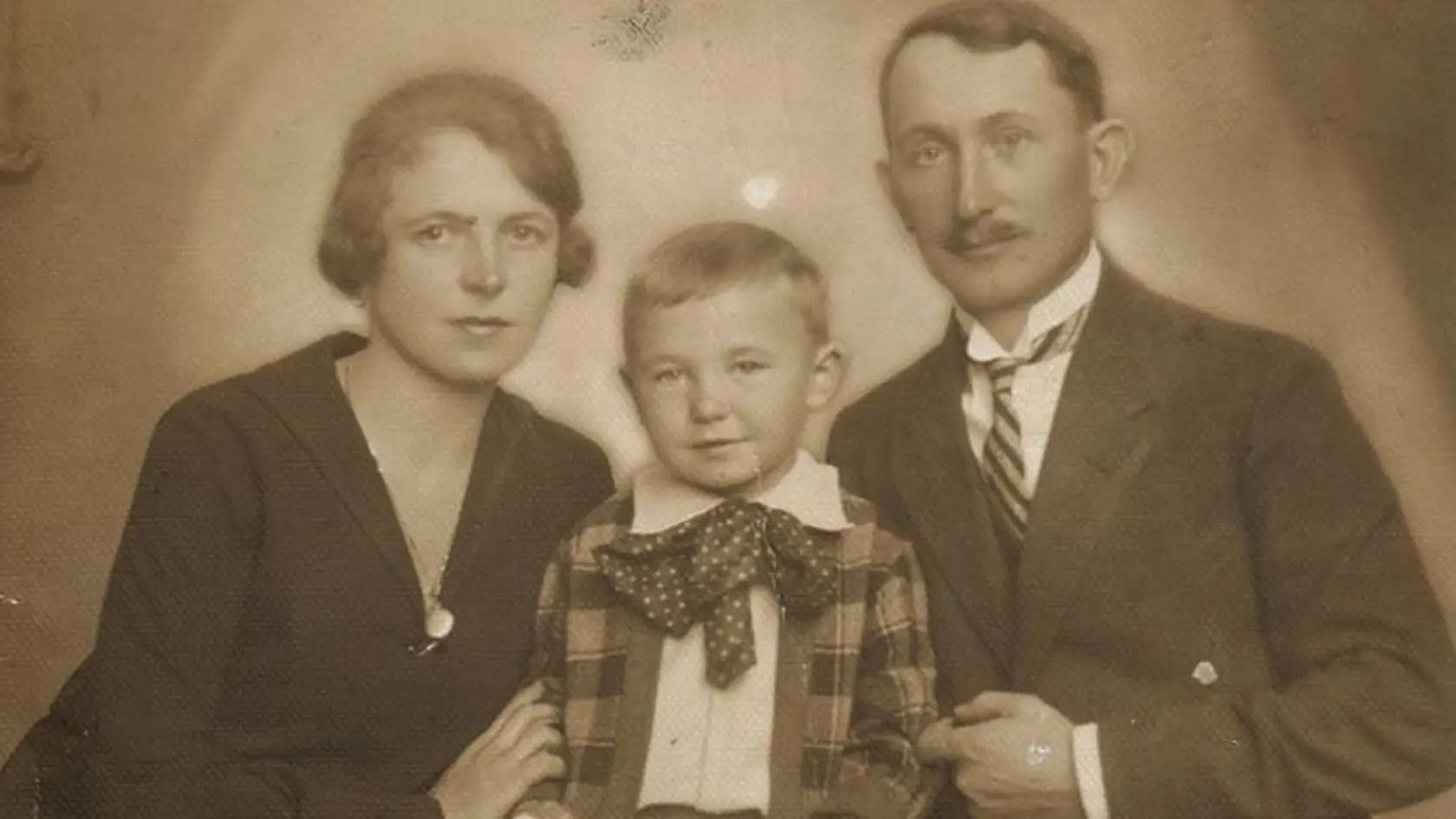 Herecká legenda Ladislav Chudík sa narodil 27. mája 1924. Jedináčik z obce Hronec vyrástol a stal sa ikonou československej filmovej a televíznej tvorby. Na archívnej snímke asi ako štvorročný s rodičmi. No v minulosti jeho otec veru nebol nadšený, keď mladý Lacko povedal, čím chce byť! „Podľa neho by som bol len komediant! Vravel, že musím mať v rukách nejaké remeslo,“ prezradil svojho času herec. Napokon však vyštudoval gymnázium aj konzervatórium.