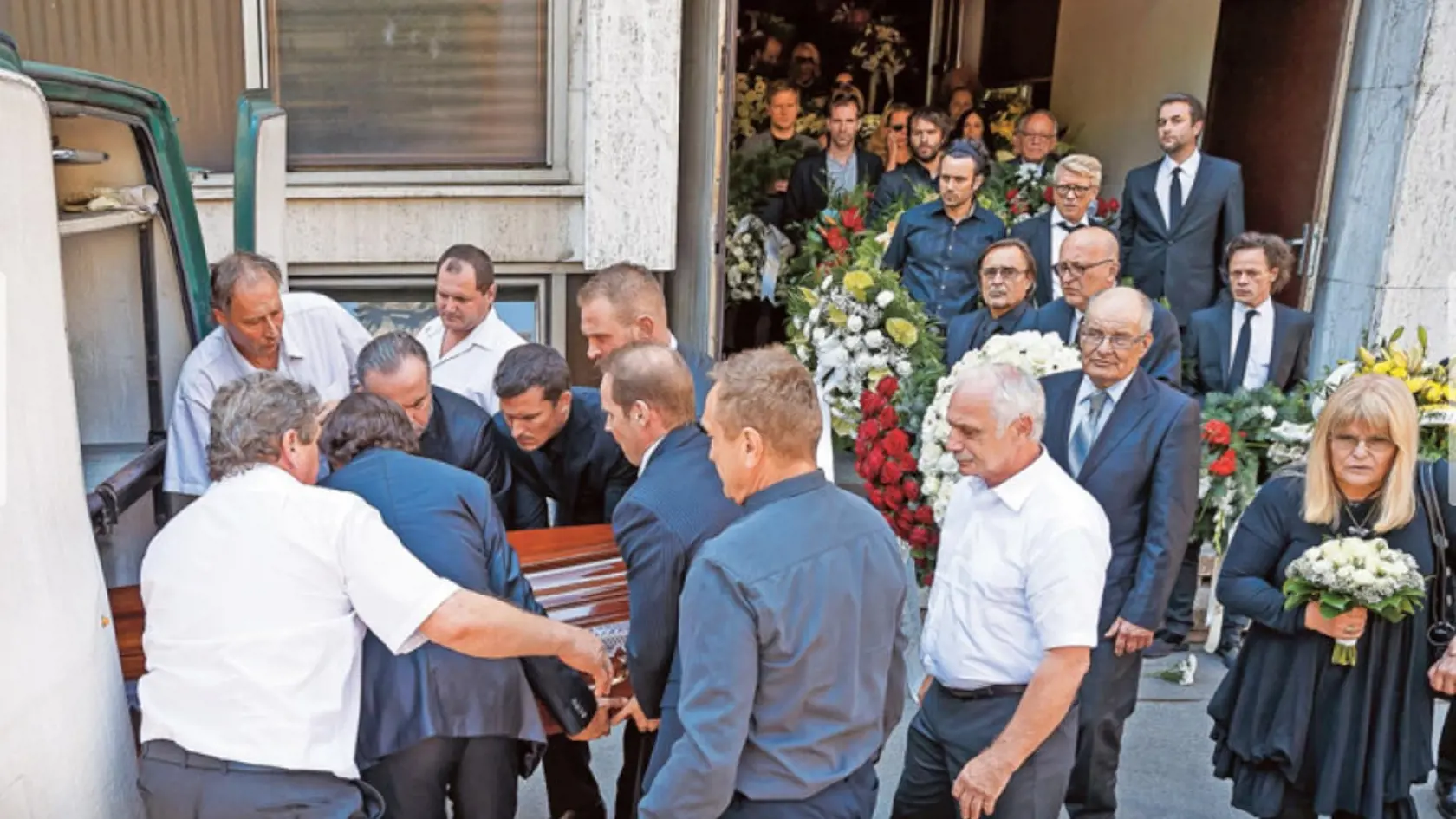 Zábery z maestrovho pohrebu.
