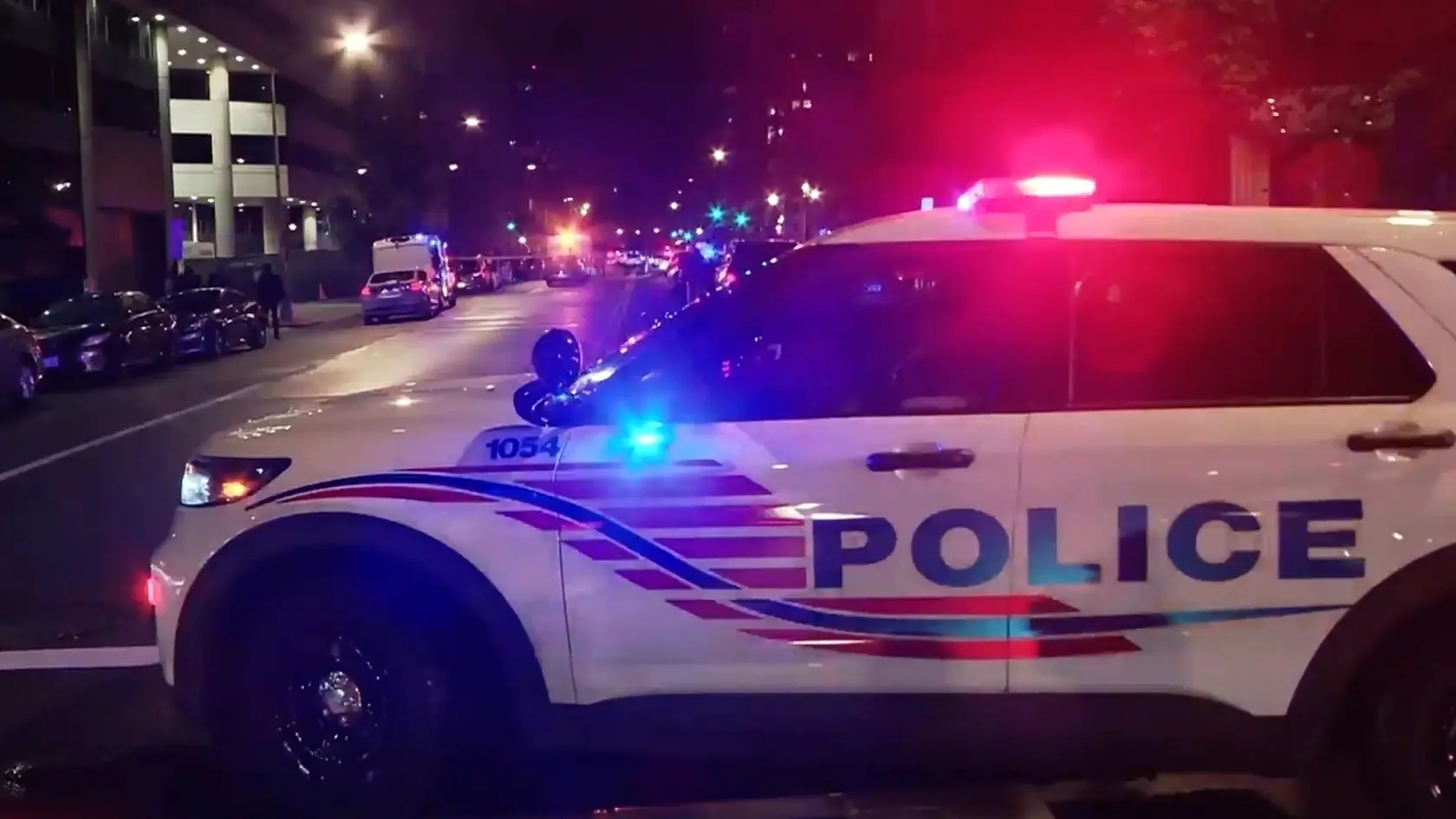 Na snímke policajné auto na mieste, kde dvaja zamestnanci izraelského veľvyslanectva v USA utrpeli v stredu 21. mája 2025 večer smrteľné zranenia pri streľbe v blízkosti Židovského múzea vo Washingtone.