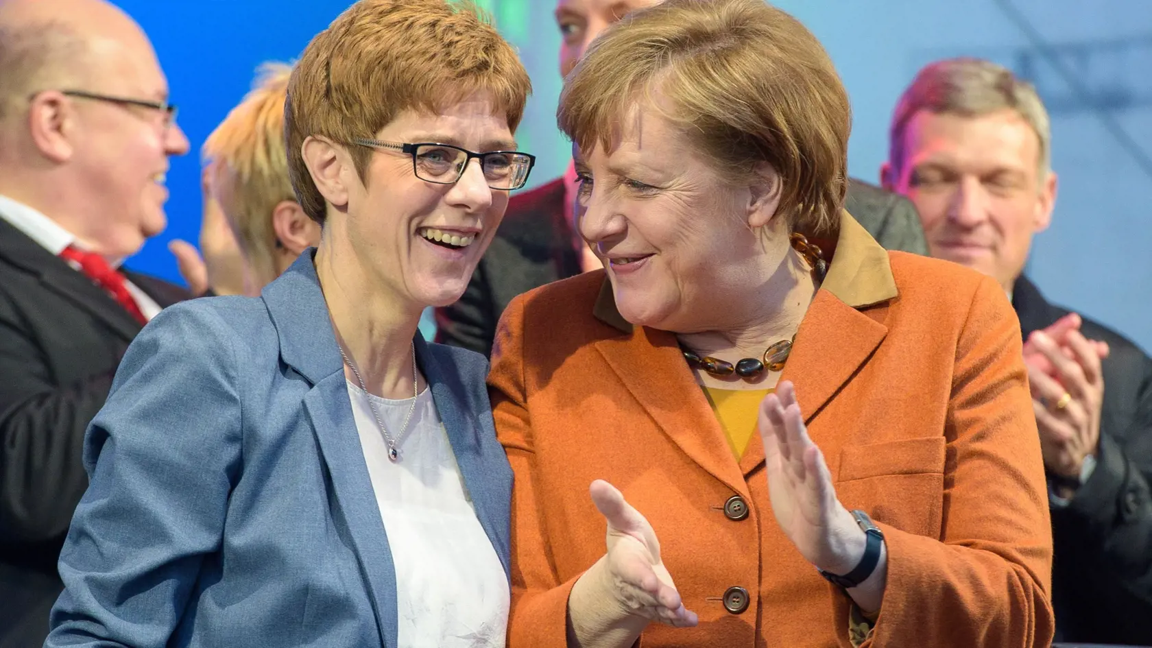 Annegret Krampová-Karrenbaeurová a Angela Merkelová.