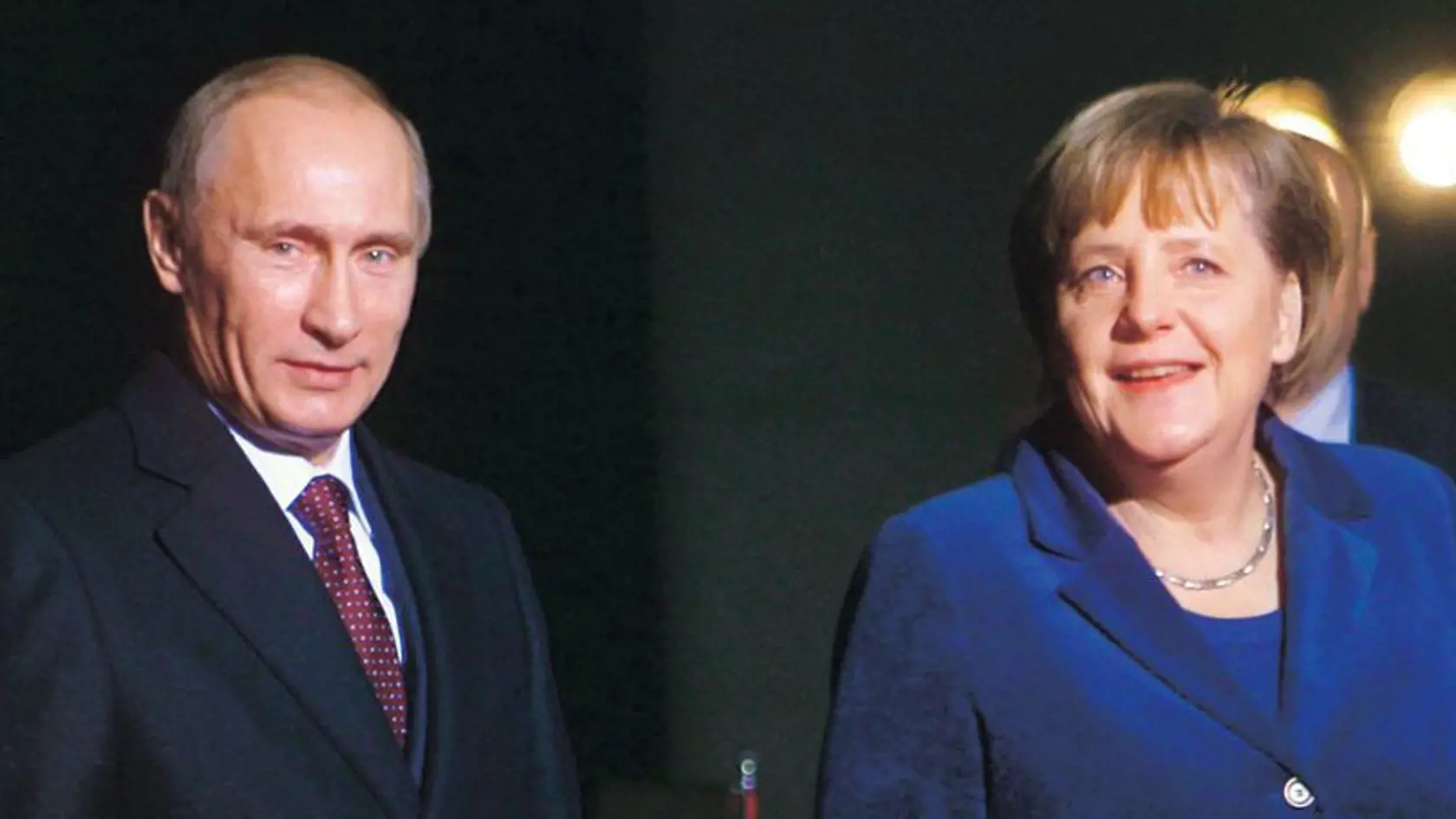 Putin je podľa amerických diplomatov alfasamec a batman, Merkelová je teflonová lady.