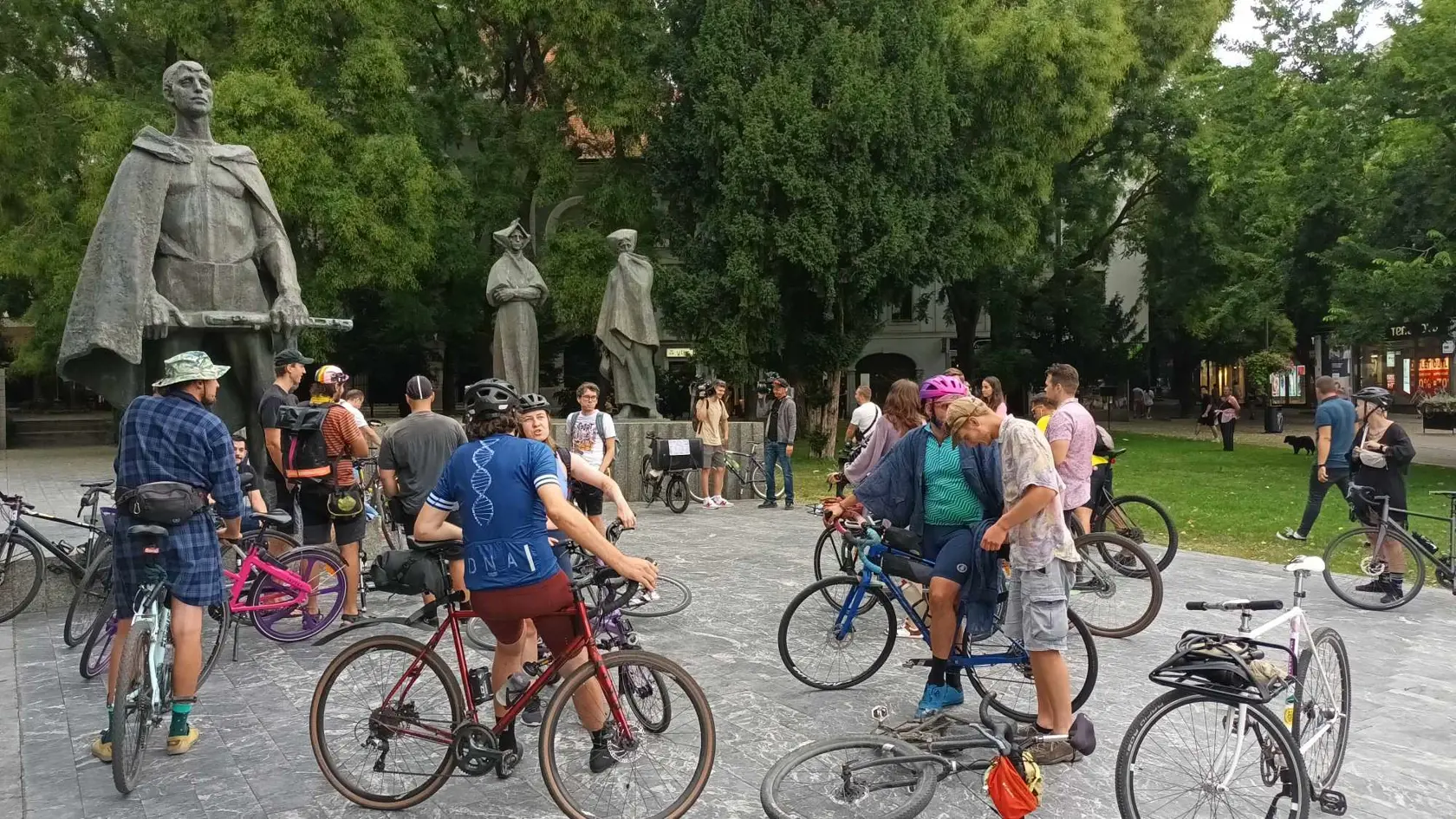 Demonštrácia proti ministerke kultúry Martine Šimkovičovej. Demonštranti prišli na bicykloch a v netradičných outfitoch.