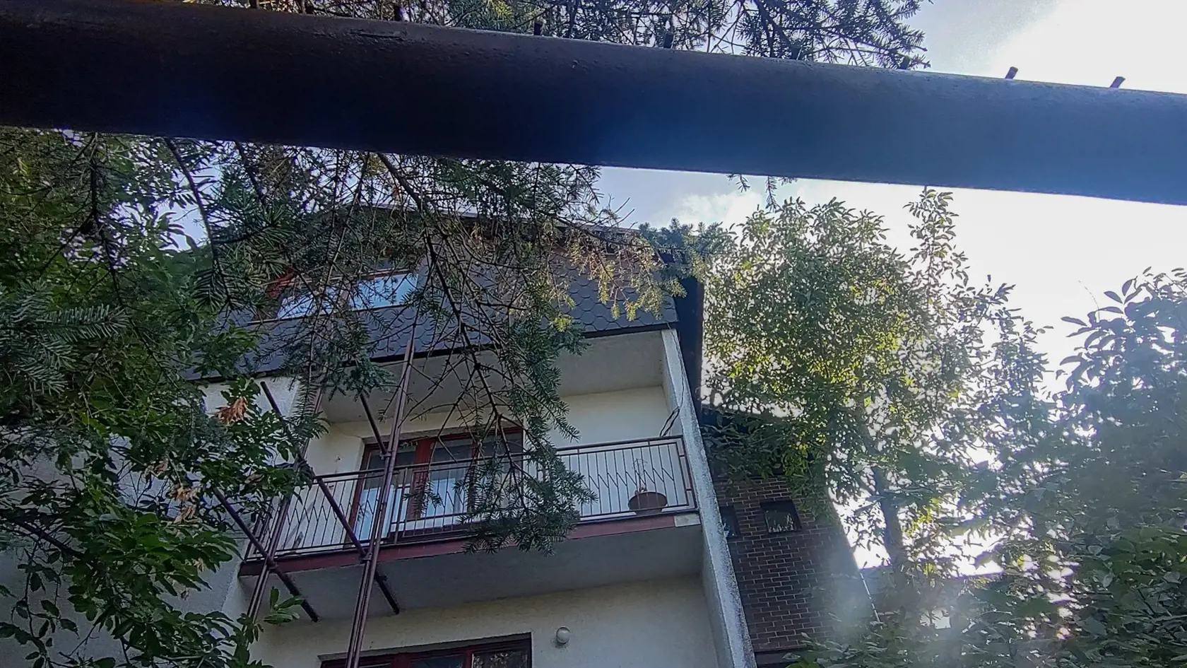 Muži zákona prehľadávali aj rodičovský dom obvineného záchranára . Na miesto bol privezený aj Ivan P.