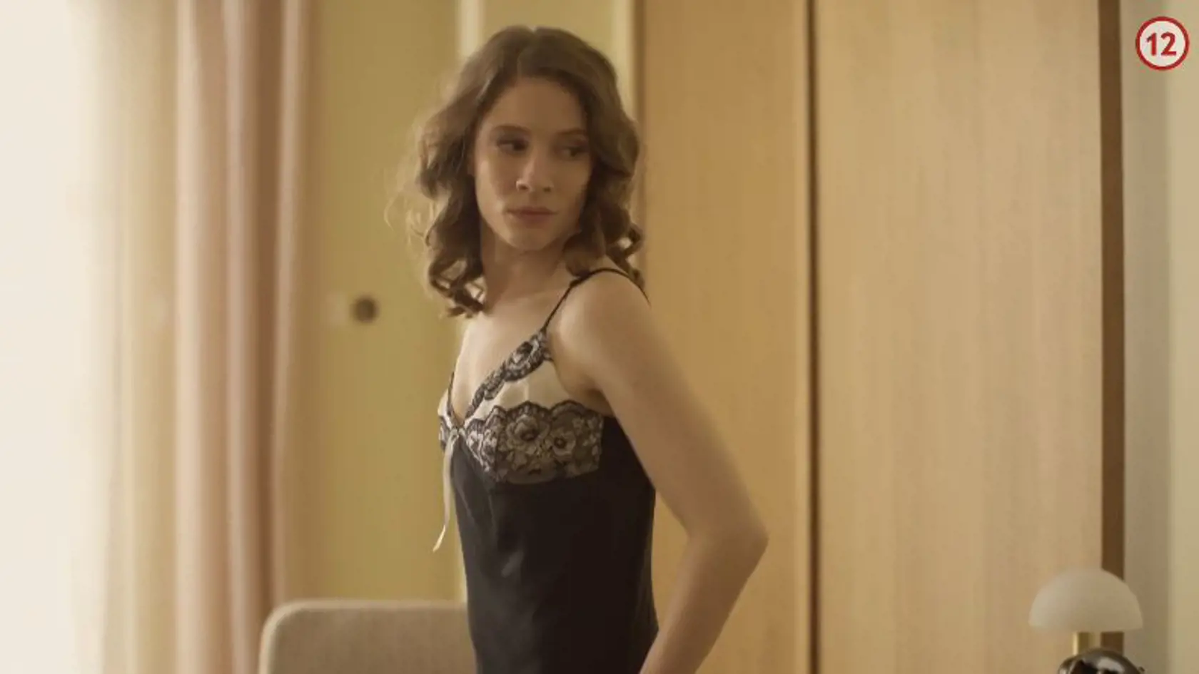 Lena sa ukázala v sexi nočnej košieľke. Po vášnivej noci ale bez slova odišla a nechala Holubca v posteli samého.