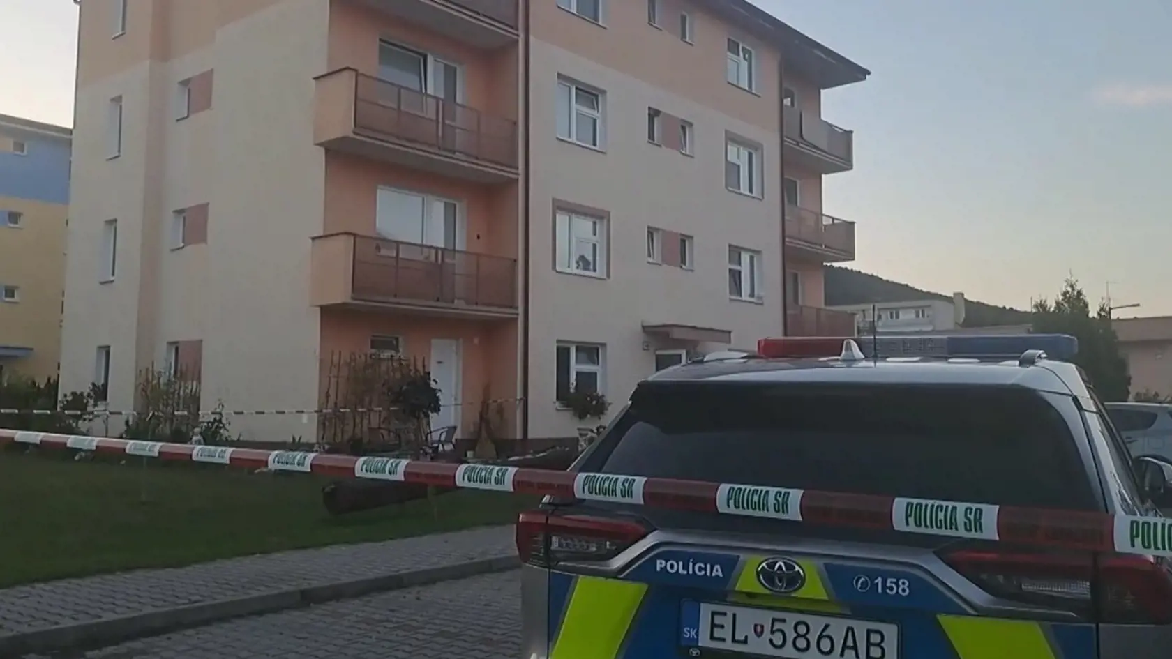 Zablúdená guľka vletela do bytu cez kuchynské okno.