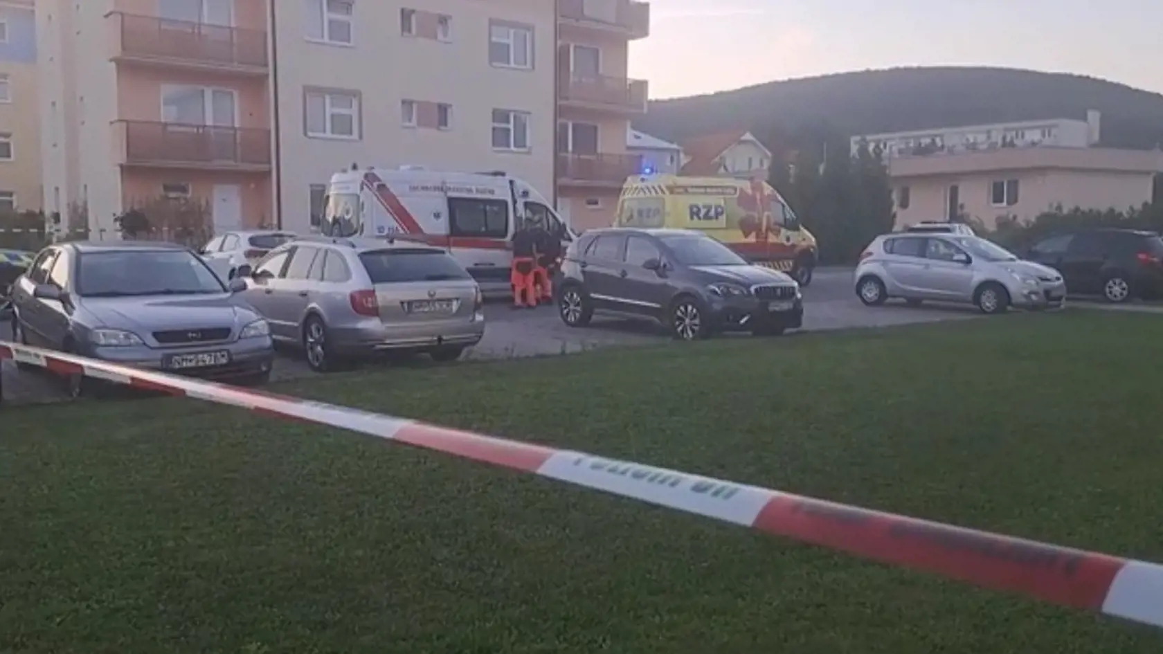 V tom čase v kuchyni umývala riad mladá mamička Lucia.