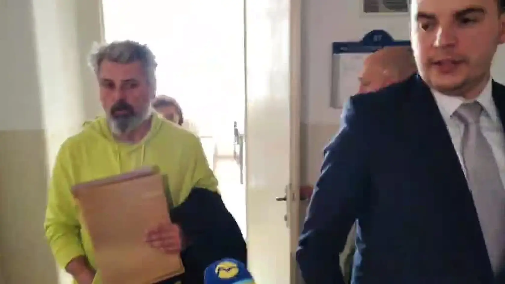 Koncom marca otriasol Bratislavou krvavý incident, ktorý sa odohral pri pamätníka Milana Rastislava Štefánika. František(56) strelou do hlavy, usmrtil Mareka(† 47) pri venčení psa. Viacero svedkov tvrdí, že 56-ročný muž bol už dlhodobo agresívny a nárokoval si väčšiu časť pozemku, ktorá sa nachádza pri mohyle. V jeho šlapajách pokračuje jeho rodina a vyzerá to tak, že sa nehodlajú zastaviť pred ničím.