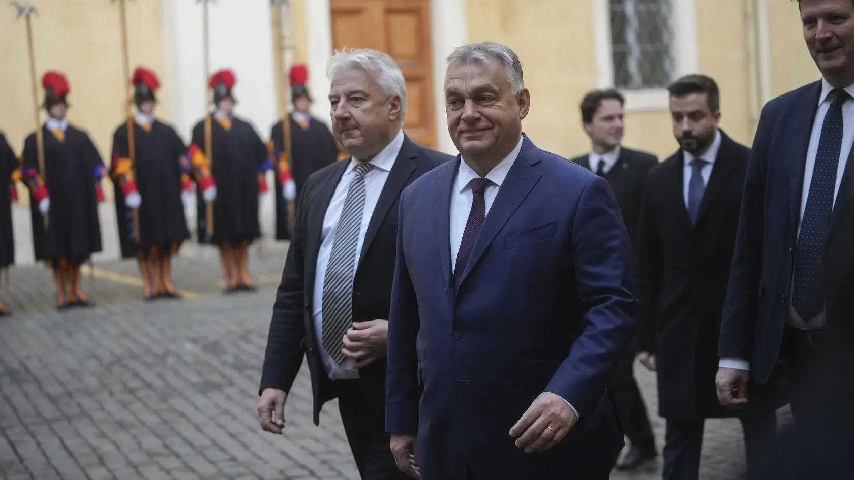 Maďarský premiér Viktor Orbán (uprostred) prichádza do Vatikánu 4. decembra 2024.
