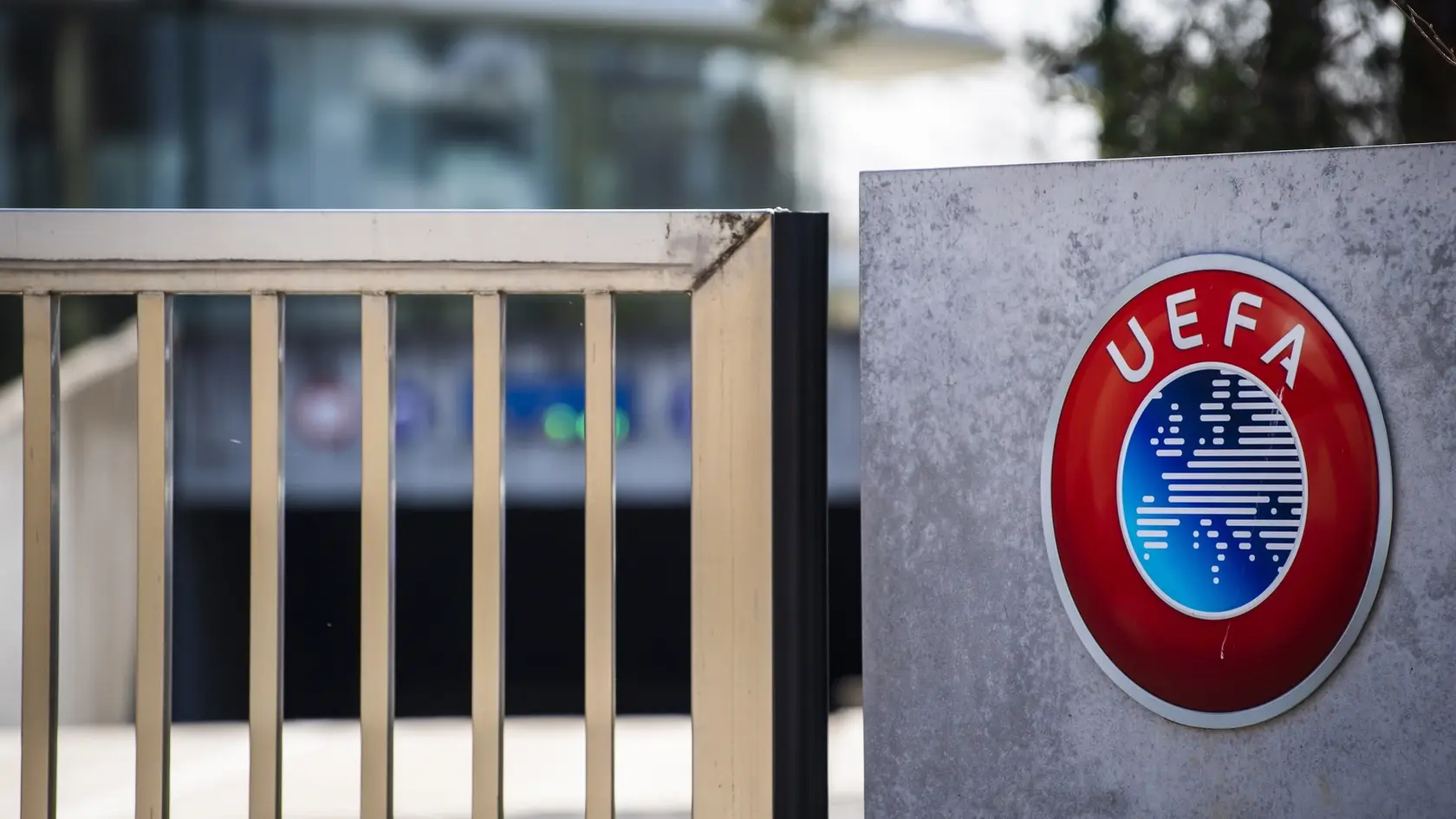 Na archívnej snímke zo 17. marca 2020 logo Európskej futbalovej únie (UEFA) pred vstupom do sídla v Nyone.