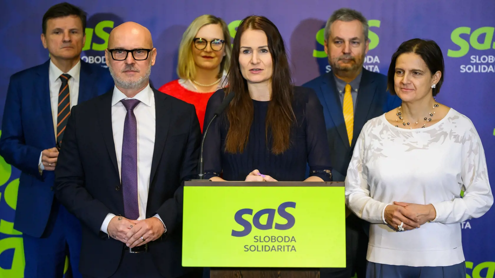Na snímke zľava poslanec NRSR Alojz Hlina, predseda SaS Branislav Gröhling, poslankyne NRSR Vladimíra Marcinková, Martina Bajo Holečková, poslanec NRSR Ondrej Dostál a podpredsedníčka SaS Mária Kolíková počas tlačovej konferencie strany Sloboda a Solidarita (SaS) k novej posile poslaneckého klubu SaS v Bratislave 16. januára 2025. FOTO TASR - Jaroslav Novák