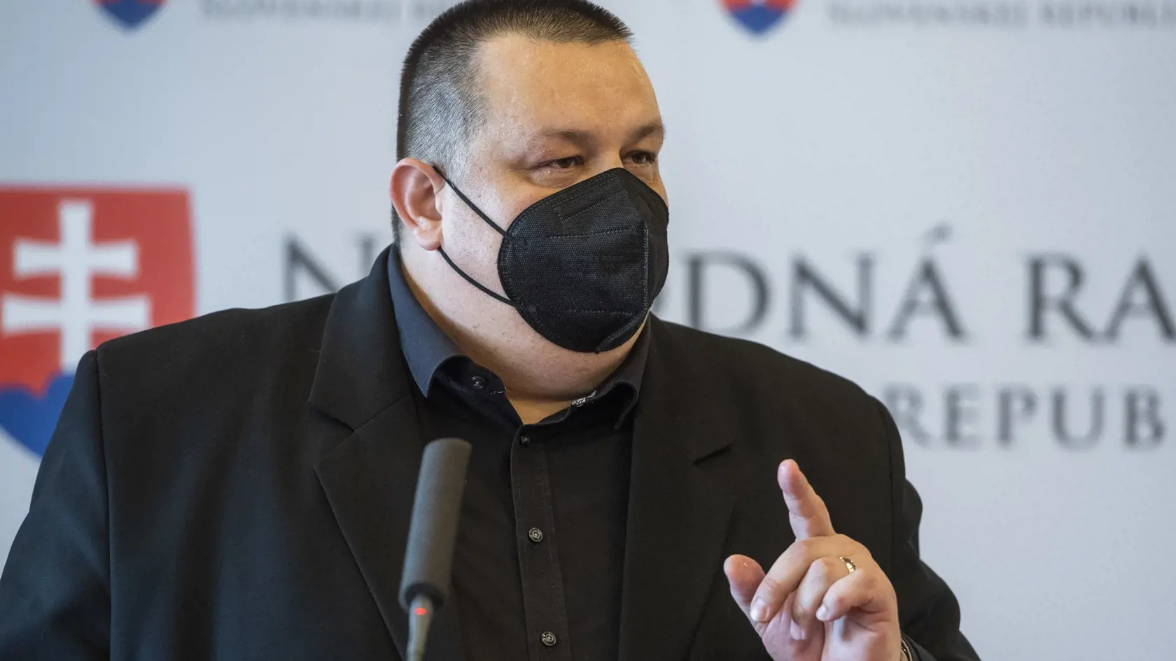 Na snímke hlavný hygienik SR Ján Mikas počas tlačovej konferencie k aktuálnym opatreniam v súvislosti s ochorením COVID-19, ktoré budú platné od pondelka 3. mája v Bratislave v piatok 30. apríla 2021.