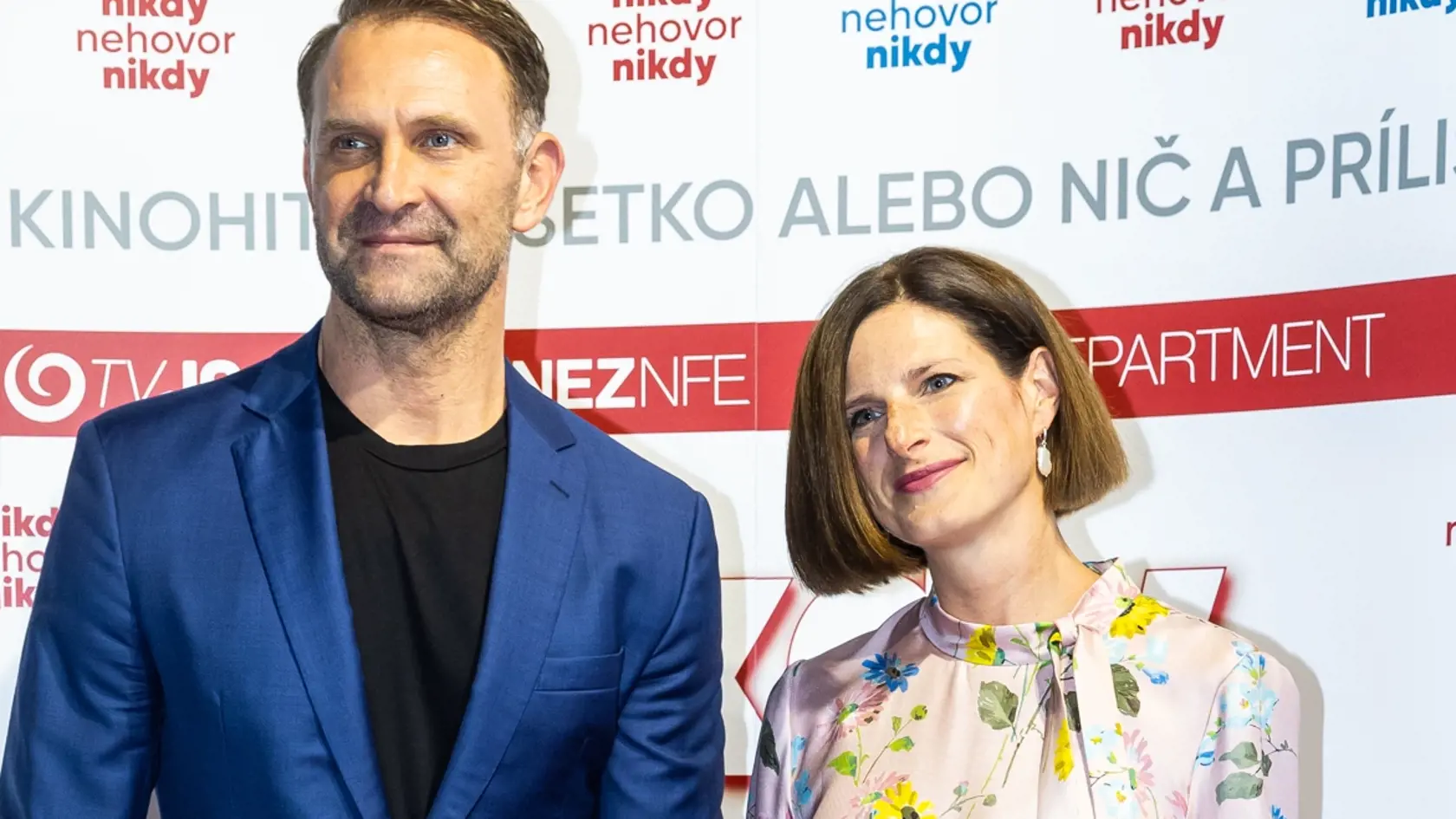 Premiéra filmu “Nikdy nehovor nikdy” v Bratislave. Na snímke Tomáš Maštalír s manželkou Kristínou.