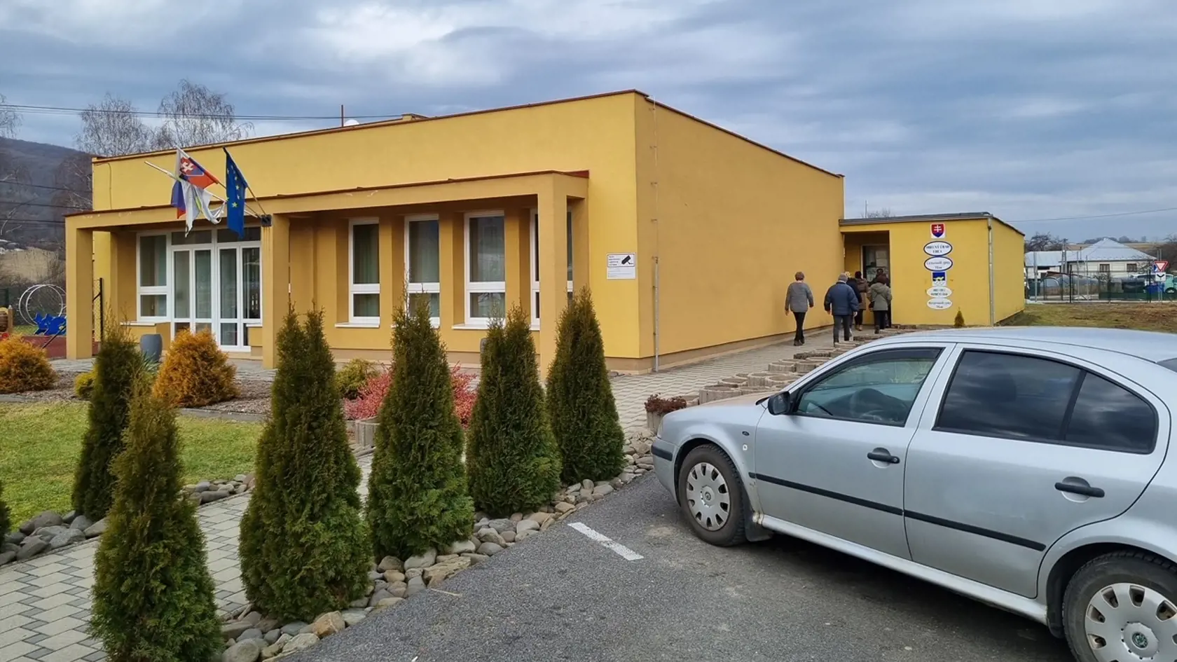 Ľudia tu dostanú základne životné potreby a čakajú, čo bude ďalej.