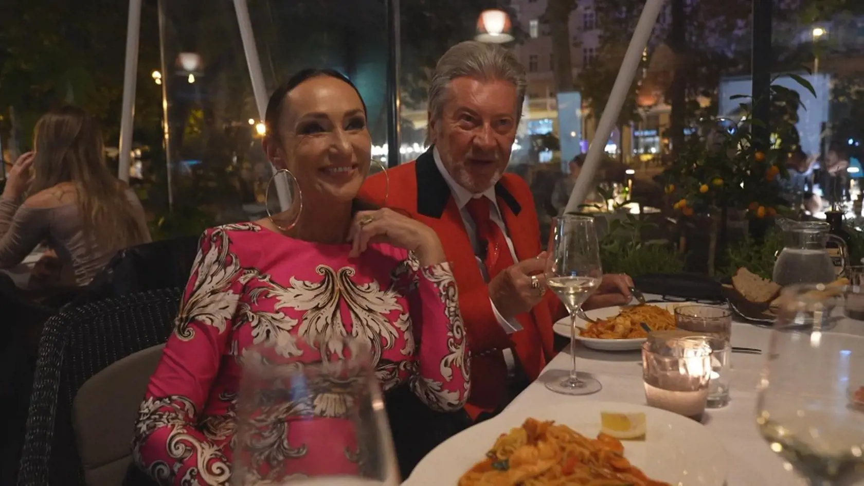 Manželia Lelkesovci sú známi párty životom. Aj preto sa Markíza rozhodla, že s nimi strávi jeden večer v baroch v centre Bratislavy a natočí reality šou.