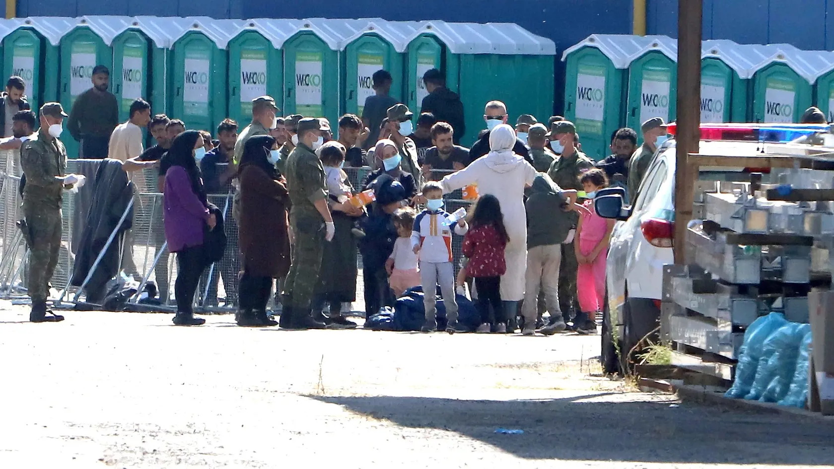 V okrese Veľký Krtíš je vyhlásená mimoriadna situácia pre nárast neregulárnej migrácie. Tá umožní využiť legislatívne nástroje na efektívnejšie zaistenie potrebných procesov. Na snímke príslušníci Ozbrojených síl SR v záchytnom tábore pre migrantov v bývalom závode píla v meste Veľký Krtíš na juhu Slovenska v piatok 8. septembra 2023. FOTO TASR - Ján Krošlák 