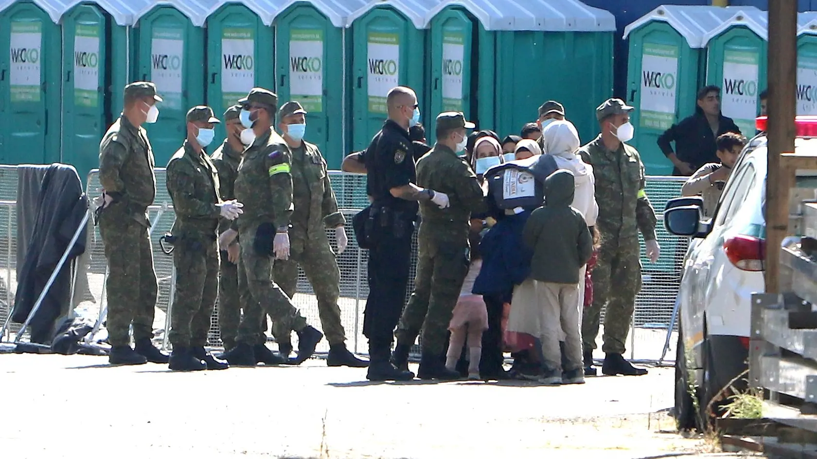 V okrese Veľký Krtíš je vyhlásená mimoriadna situácia pre nárast neregulárnej migrácie. Tá umožní využiť legislatívne nástroje na efektívnejšie zaistenie potrebných procesov. Na snímke príslušníci Ozbrojených síl SR v záchytnom tábore pre migrantov v bývalom závode píla v meste Veľký Krtíš na juhu Slovenska v piatok 8. septembra 2023. FOTO TASR - Ján Krošlák 