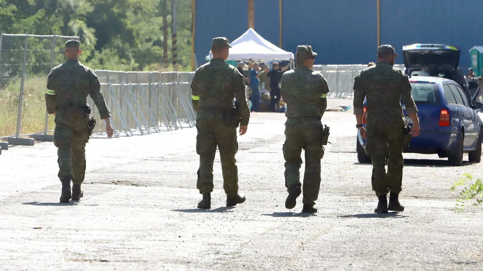 V okrese Veľký Krtíš je vyhlásená mimoriadna situácia pre nárast neregulárnej migrácie. Tá umožní využiť legislatívne nástroje na efektívnejšie zaistenie potrebných procesov. Na snímke príslušníci Ozbrojených síl SR v záchytnom tábore pre migrantov v bývalom závode píla v meste Veľký Krtíš na juhu Slovenska v piatok 8. septembra 2023. FOTO TASR - Ján Krošlák 