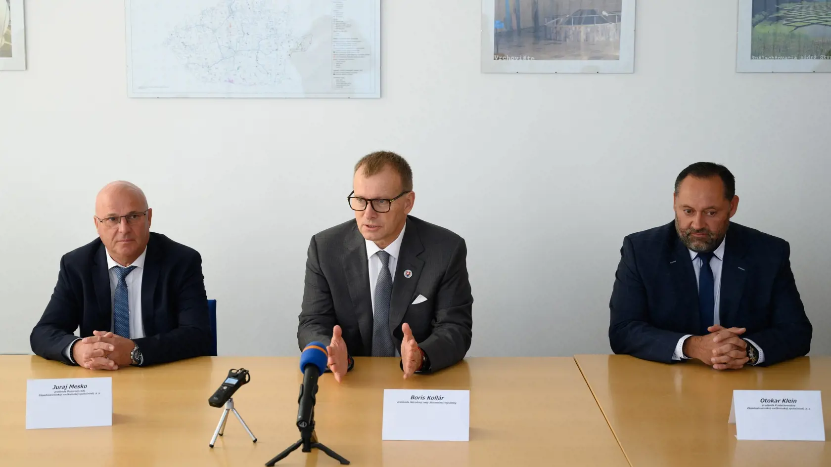 Štát musí čo najskôr zastropovať ceny energií, aj keby mal pri tom využiť neštandardné postupy. Po stretnutí s predstaviteľmi Západoslovenskej vodárenskej spoločnosti (ZVS) v Nitre to vo štvrtok povedal predseda Národnej rady (NR) SR Boris Kollár (Sme rodina). Na snímke zľava predseda dozornej rady ZVS a.s. Juraj Mesko, predseda Národnej rady SR Boris Kollár a predseda Predstavenstva ZVS a.s. Otakar Klein počas tlačovej konferencie po rokovaní s vedením spoločnosti Západoslovenská vodárenská spo